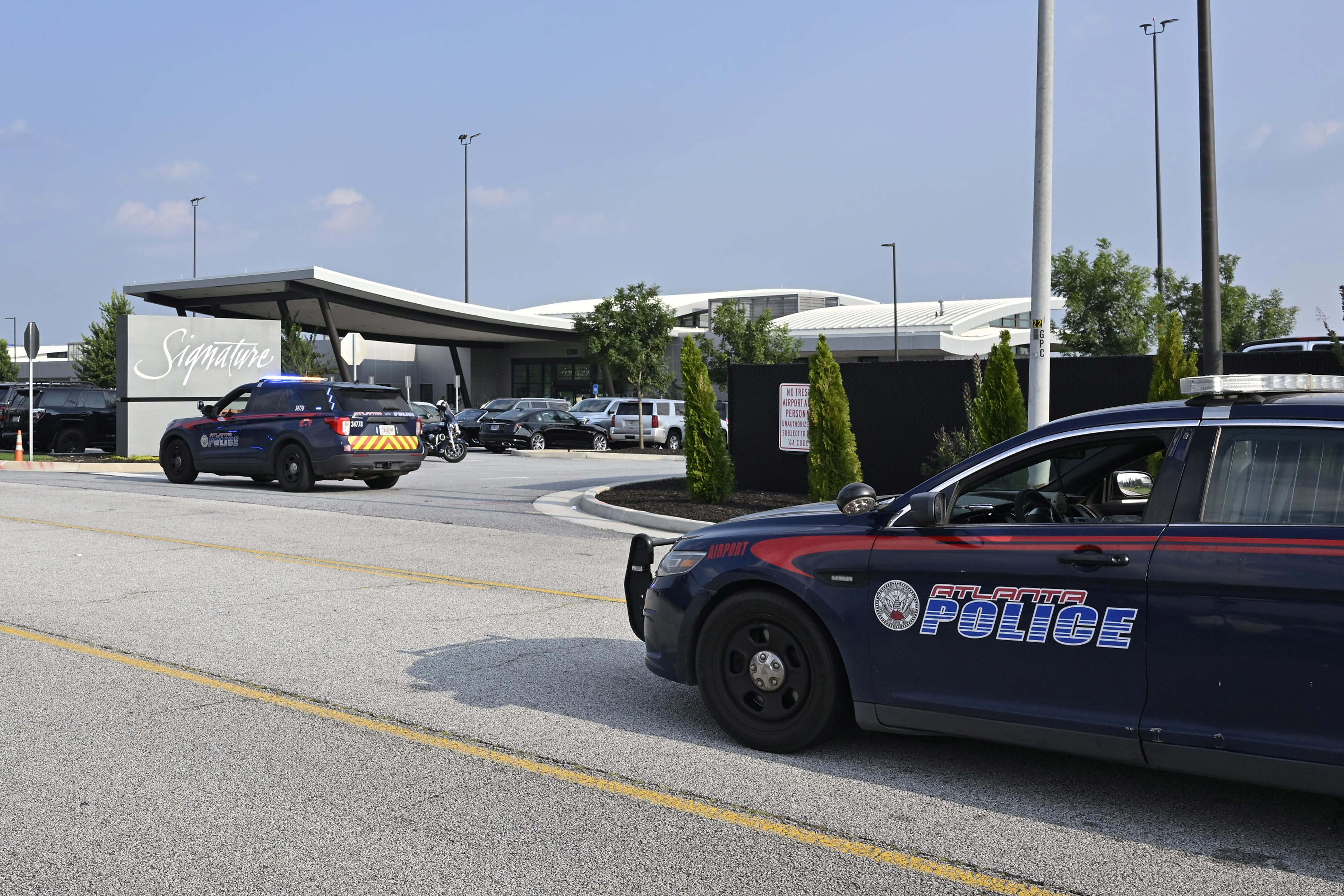 Atlanta (United States), 24/08/2023.- Atlanta police vehicles prepare to escort former US President Donald Trump from Hartsfield Jackson Atlanta International Airport to turn himself into authorities at the Fulton County Jail after a grand jury indictment against him and 18 co-defendants for 2020 election interference in Atlanta, Georgia, USA, 24 August 2023. Lawyers for Trump have agreed to a 200,000 US dollar bail and other stipulations according to media reports. EFE/EPA/EDWARD M. PIO RODA