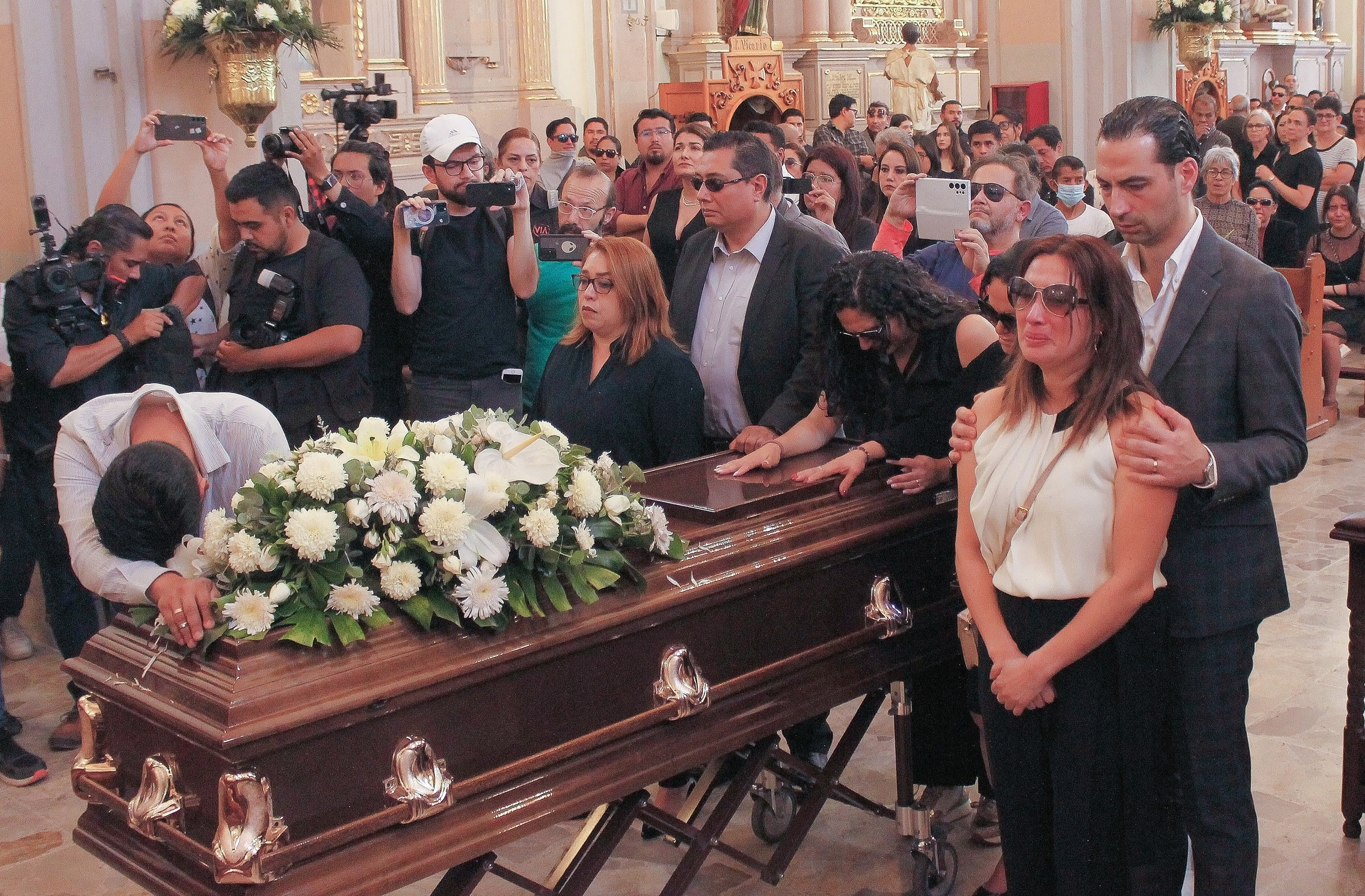 MEX3539. CELAYA (MÉXICO), 03/04/2024.- Familiares y seres queridos participan en el funeral de la aspirante a alcaldesa Bertha Gisela Gaytán, asesinada a balazos tras su primer mitin de campaña en la comunidad de San Miguel Octopan, este lunes en la Catedral del municipio de Celaya (México). Familiares y simpatizantes dan el último adiós a la aspirante a alcaldesa Bertha Gisela Gaytán, en la Catedral del municipio de Celaya, en el estado de Guanajuato (México). El gobernante Movimiento Regeneración Nacional (Morena) pidió este miércoles protección federal para 40 candidatos locales en el estado mexicano de Guanajuato tras el asesinato el lunes de Bertha Gisela Gaytán, aspirante del partido a alcaldesa del municipio de Celaya. EFE/ Str