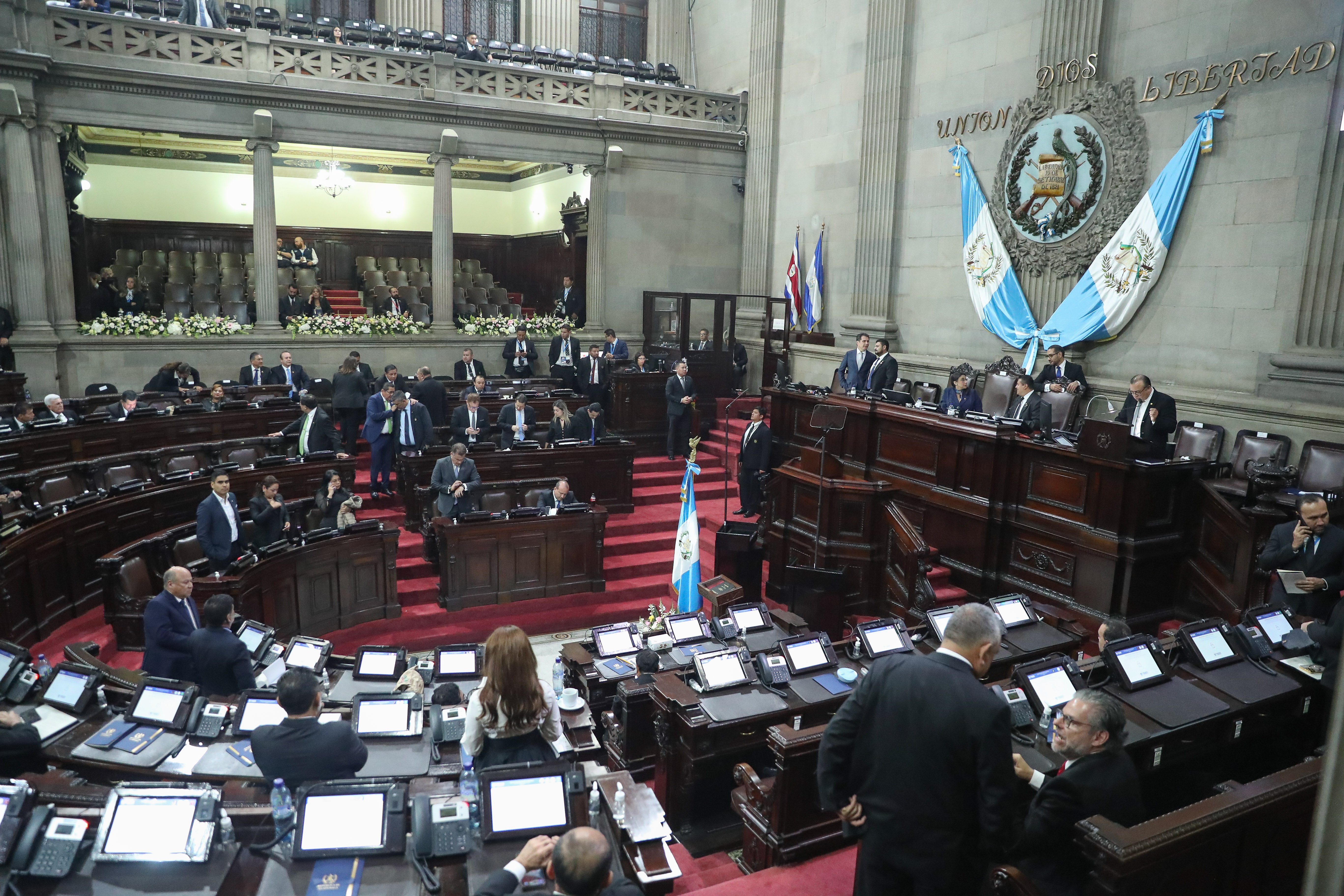 AME9616. CIUDAD DE GUATEMALA (GUATEMALA), 14/01/2024.- Vista hoy del hemiciclo del Congreso tras reanudarse la sesión de juramentación de 160 diputados, en Ciudad de Guatemala (Guatemala). El Congreso de Guatemala reanudó este domingo la sesión de juramentación de los diputados para la nueva legislatura, tras horas de tensión debido a una disputa por las credenciales que temporalmente obstaculizó la toma de posesión de los nuevos legisladores para el período 2024-2028 y retrasó a su vez la investidura presidencial de Bernardo Arévalo. EFE/ Norvin Mendoza