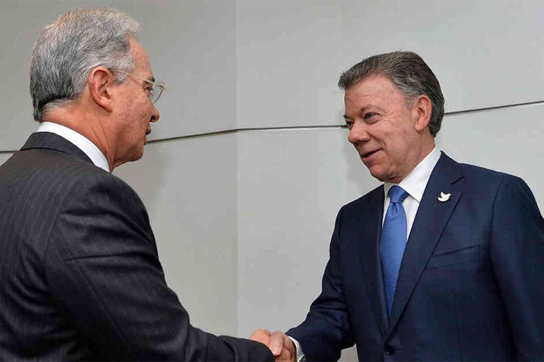 Tres trinos de Uribe para responder al libro de Santos