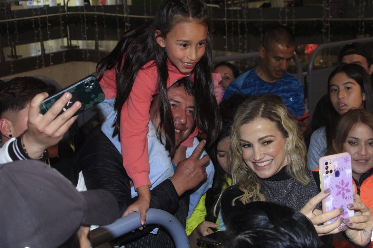 Fanny Lu feliz con sus fans.