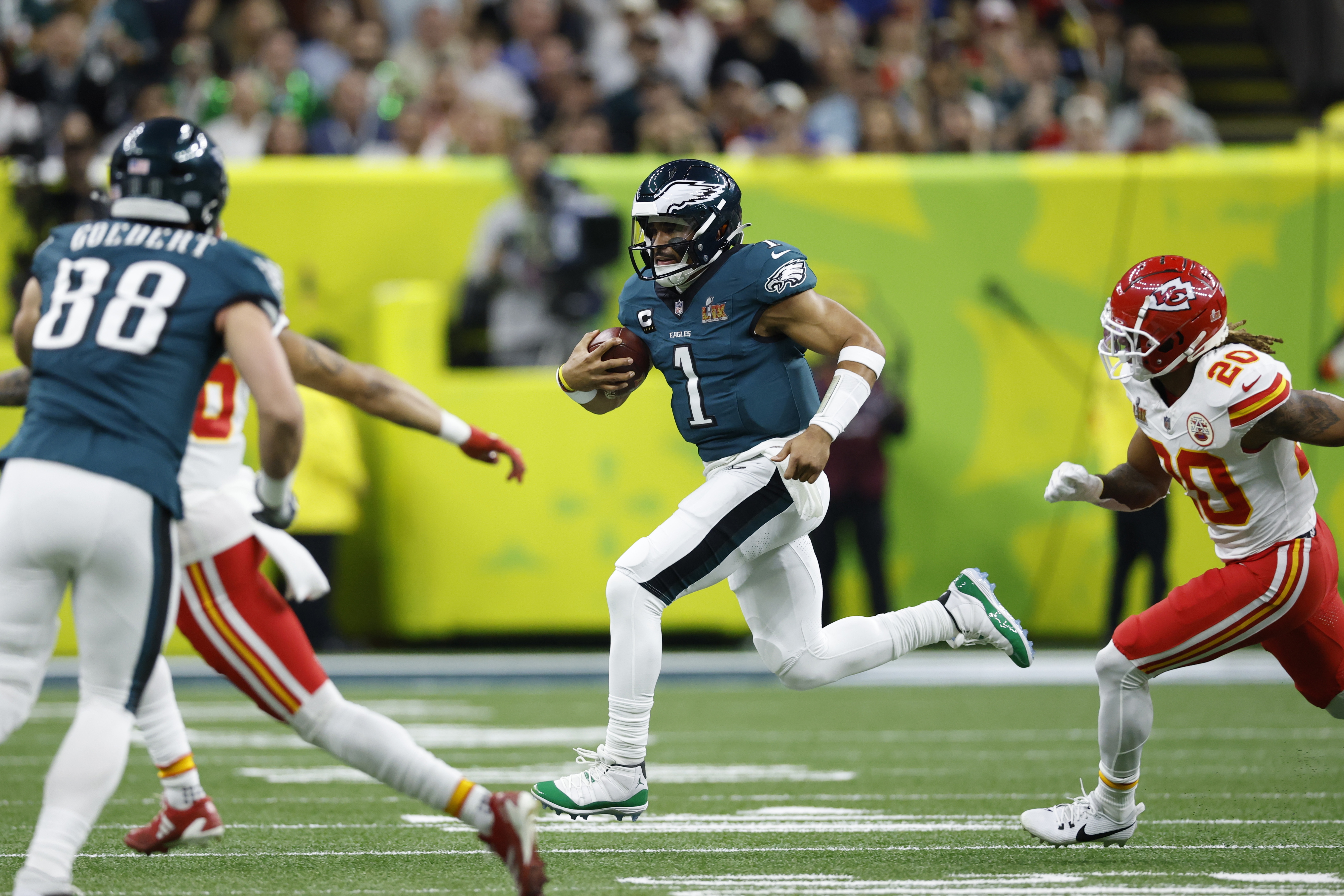 NEW ORLEANS (United States), 09/02/2025.- Philadelphia Eagles quarterback Jalen Hurts (C) scrambles for yards as Kansas City Chiefs safety Justin Reid (R) in pursuit during the first half of Super Bowl LIX between the Kansas City Chiefs and the Philadelphia Eagles at Caesars Superdome in New Orleans, Louisiana, USA, 09 February 2025. The Super Bowl is the annual championship game of the NFL between the AFC Champion and the NFC Champion and has been held every year since 1967. (Nueva Orleáns, Filadelfia) EFE/EPA/ERIK S. LESSER