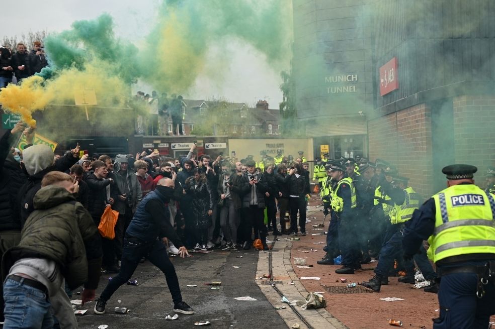 Partido entre Manchester United y Liverpool, suspendido por protestas de los aficionados