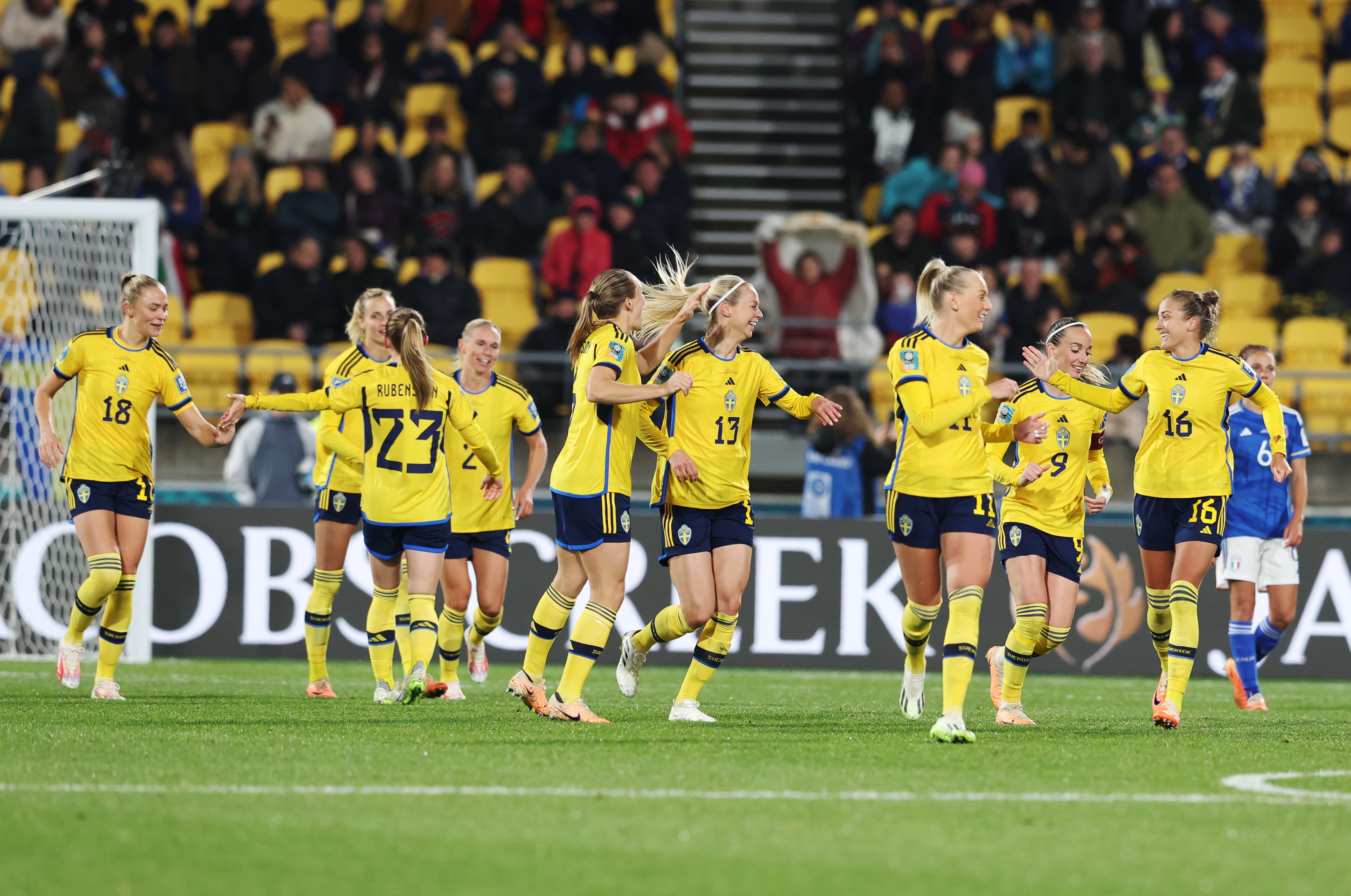 Wellington (New Zealand), 25/07/2023.- Players of Sweden celebrate after scoring the 4-0 during the FIFA Women's World Cup group G soccer match between Sweden and Italy in Wellington, New Zealand, 29 July 2023. (Mundial de Fútbol, Italia, Nueva Zelanda, Suecia) EFE/EPA/RITCHIE B. TONGO