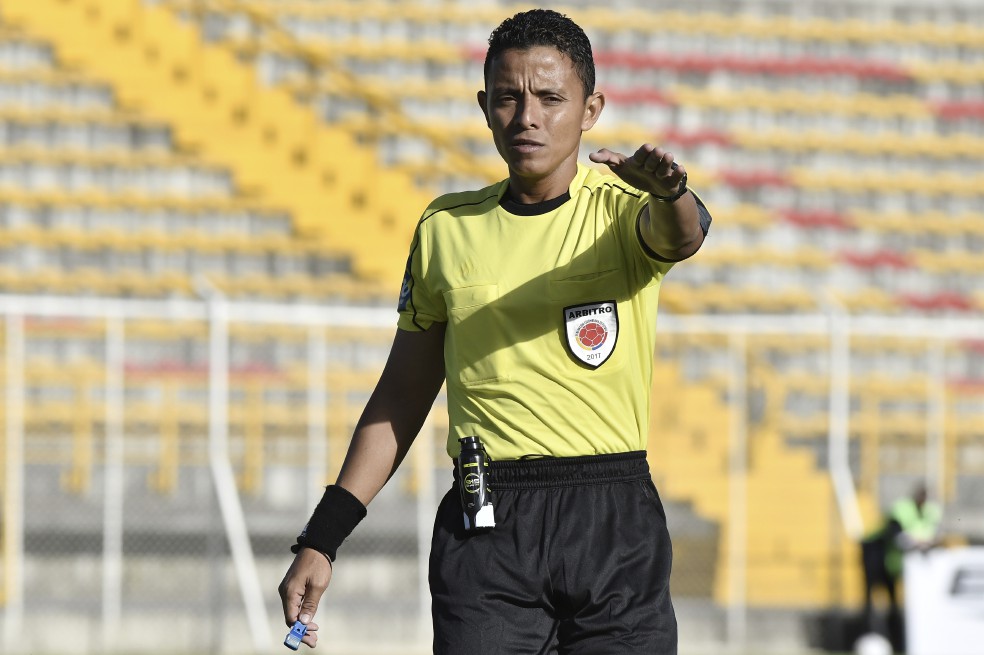 Bismarks Santiago, el árbitro colombiano que también es profesor