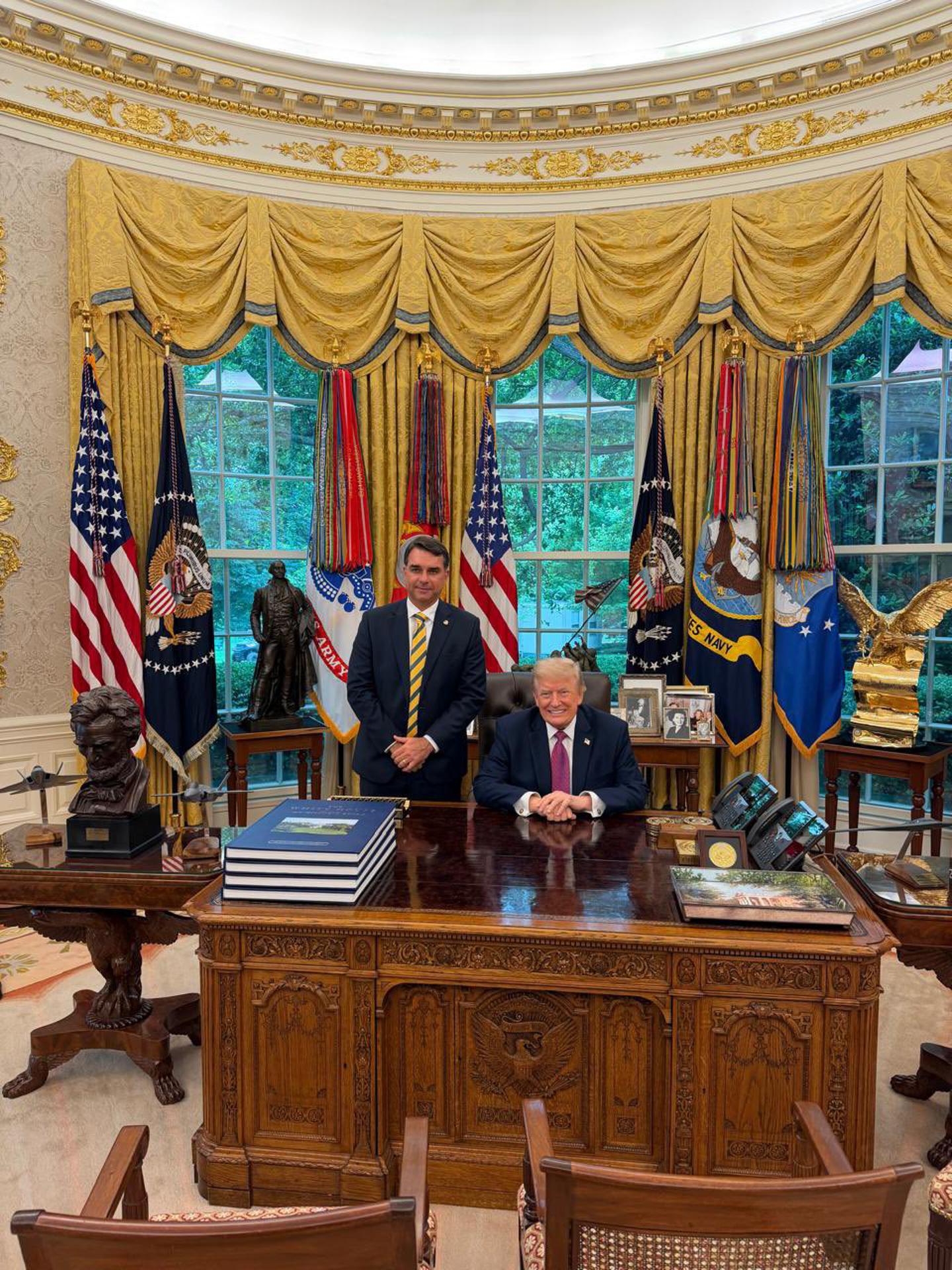 Flávio Bolsonaro se reunió con Trump para impulsar su candidatura presidencial contra Lula