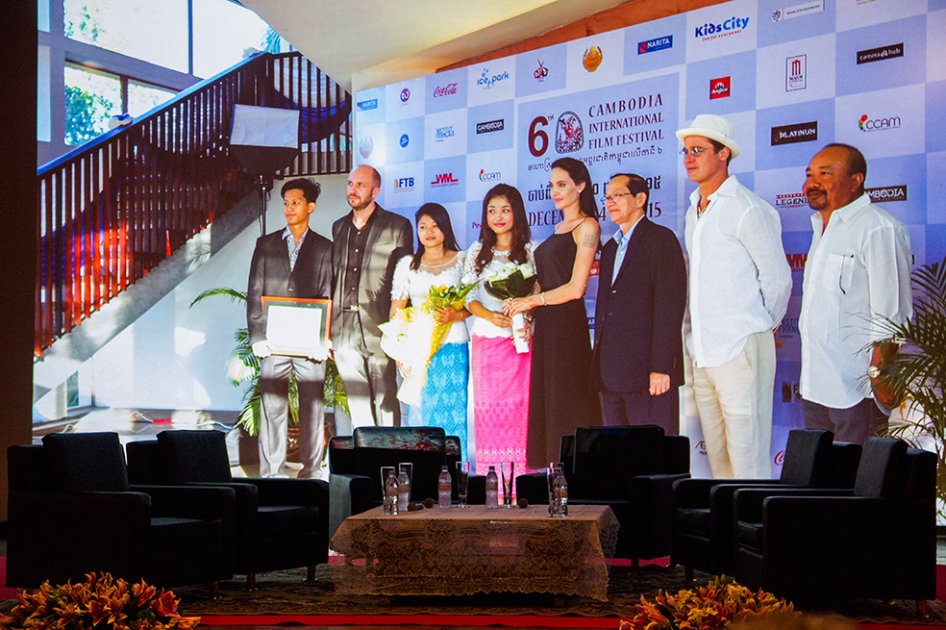 Angelina Jolie inspira a jóvenes cineastas camboyanos