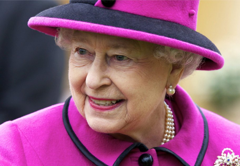 Reina Isabel II de Inglaterra continúa hospitalizada