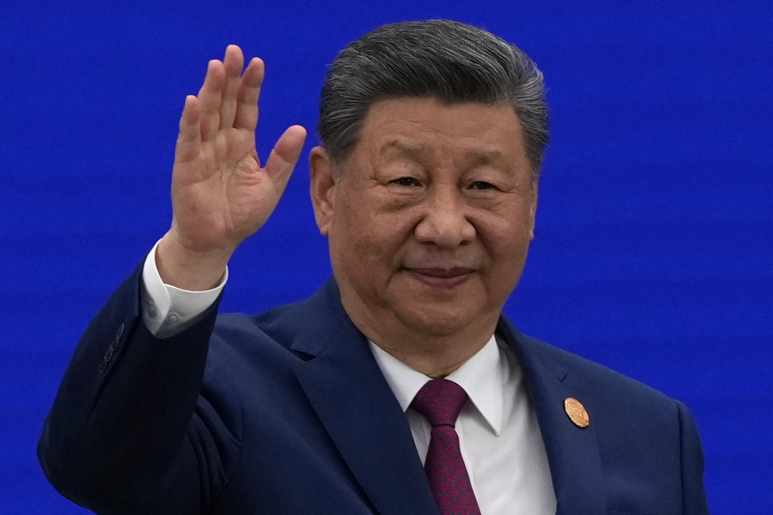 SHANGAI (China), 17/07/2026.- Chinese President Xi Jinping waves as he arrives at the opening ceremony for the World AI Conference in Shanghai, China, 17 July 2026. EFE/EPA/NG HAN GUAN / POOL
