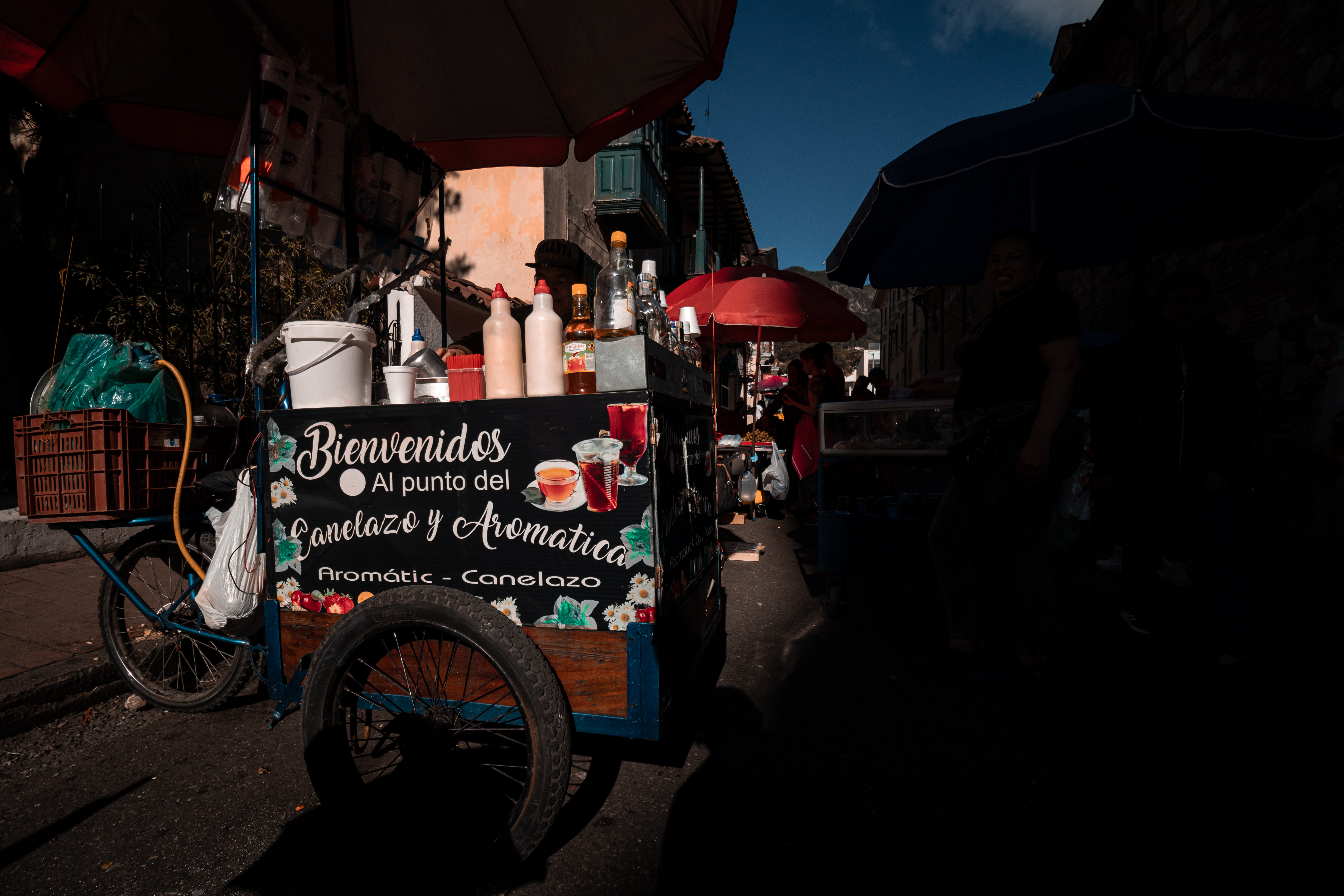 Este es el carrito de "El punto del canelazo y la aromática" ubicado en la calle 11 antes de llegar a la Plaza de Bolívar.