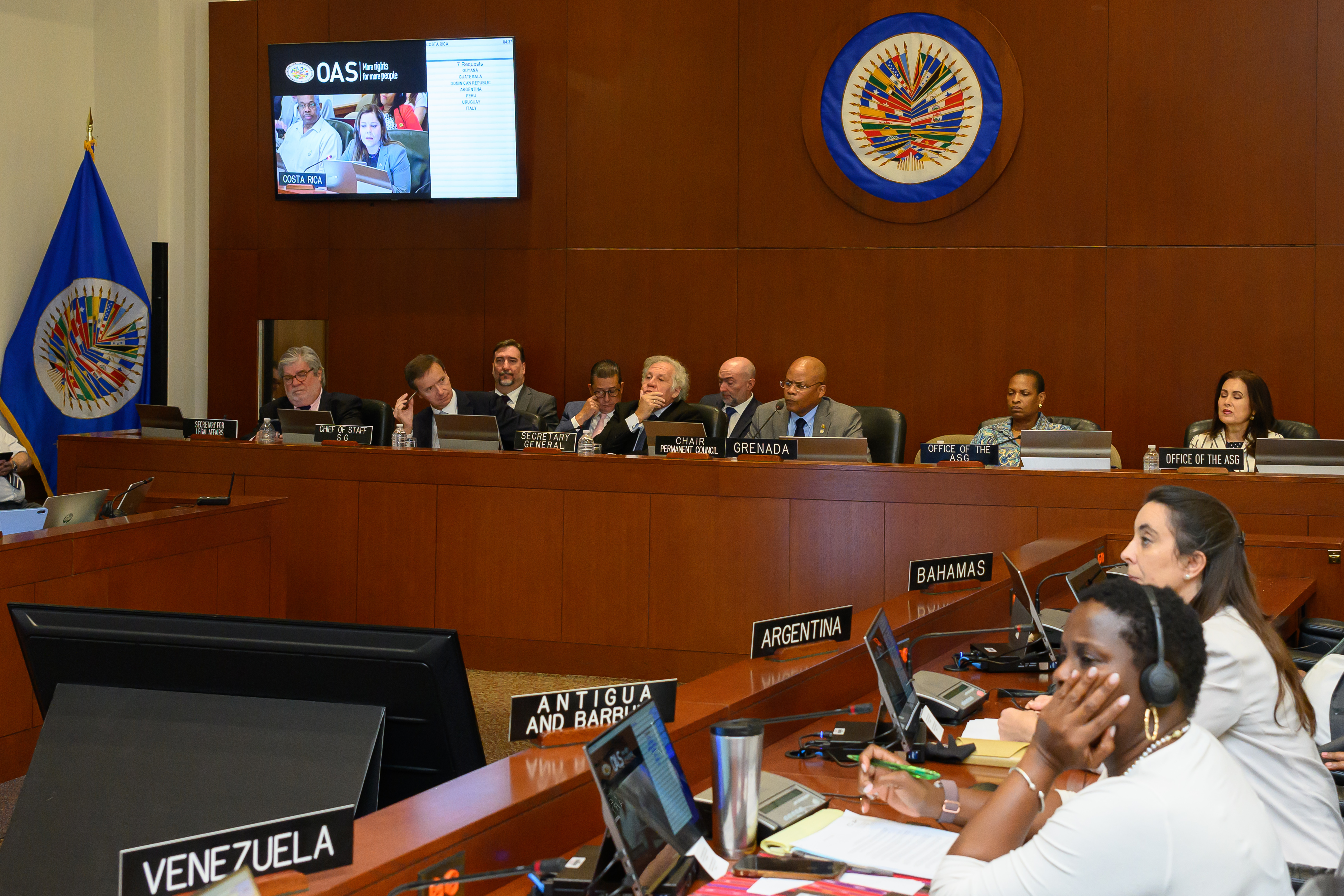 La OEA aprobó resolución sobre Venezuela, incluyendo a Colombia y Brasil