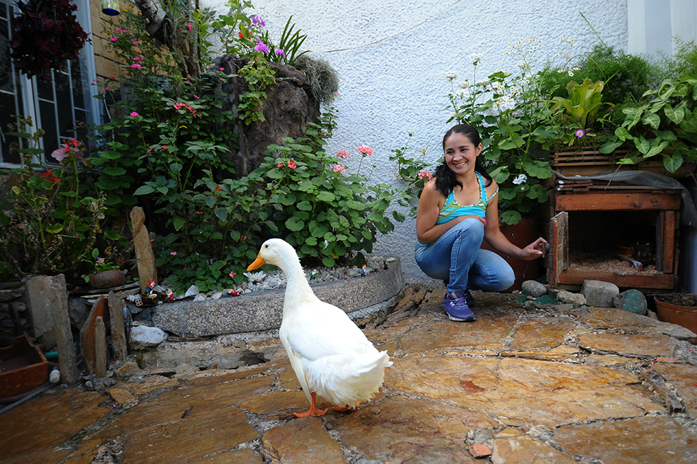 Martha Torres vive en el barrio Nuevo Muzú, en Bogotá. Tiene un perro, Déxter, y un pato, Federico. / Cristian Garavito.