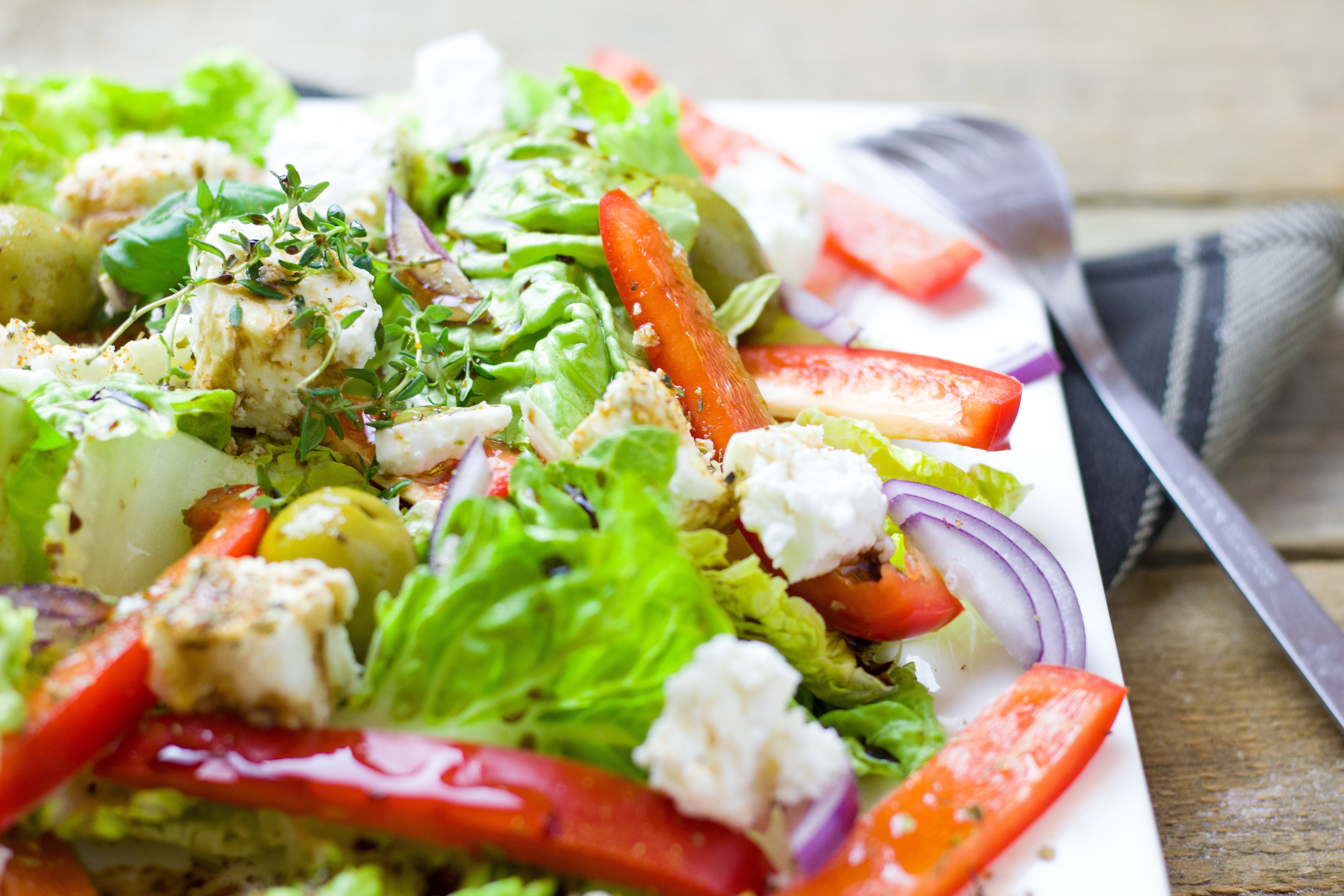 Para una comida nutritiva y baja en grasa, prueba esta deliciosa receta de wraps de pollo en hojas de lechuga.