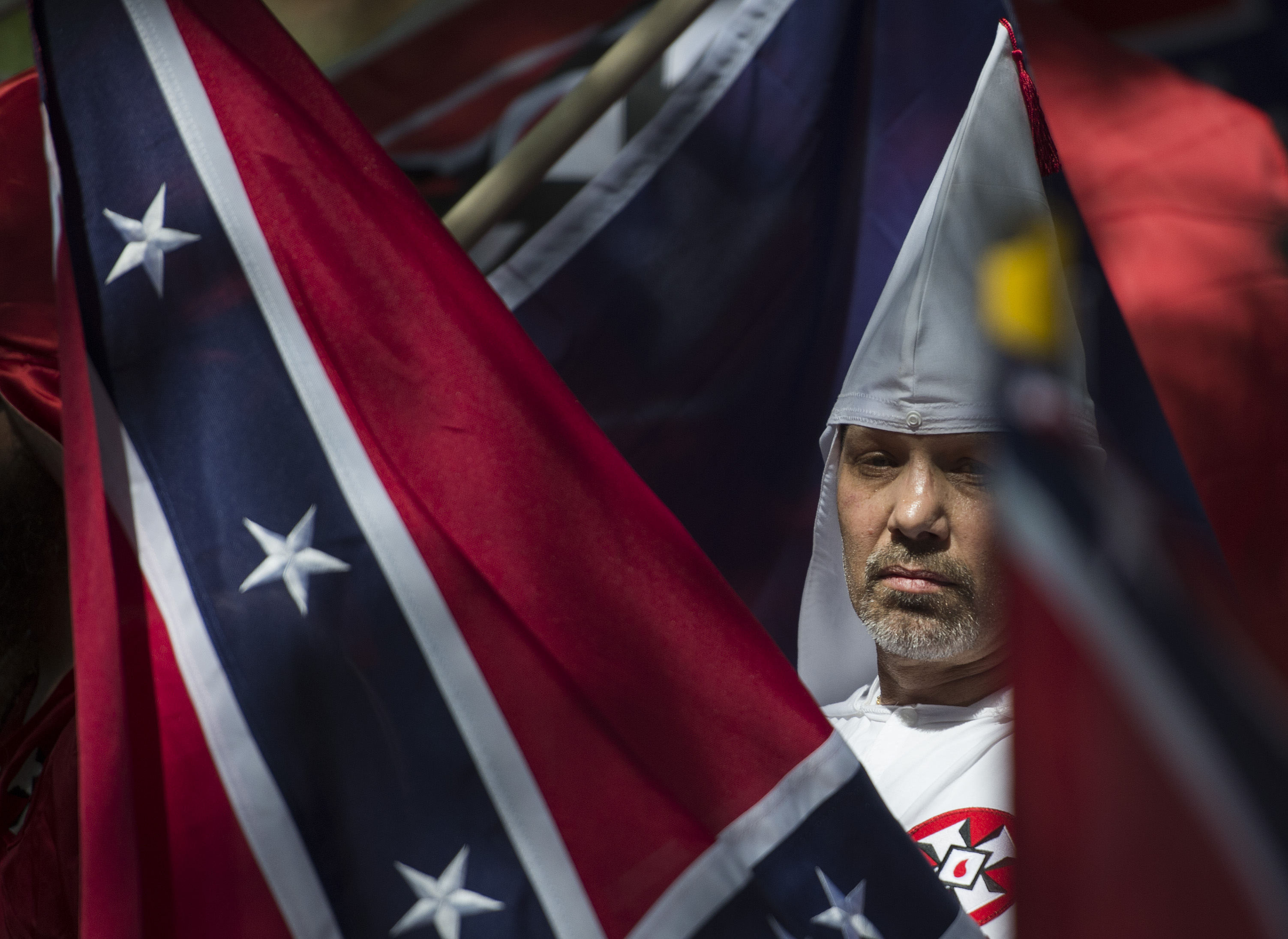 ¿Infiltraron los supremacistas blancos las marchas en Estados Unidos?