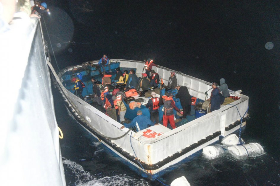Armada rescató a 24 extranjeros de un bote salvavidas que estuvo 16 horas en el Pacífico
