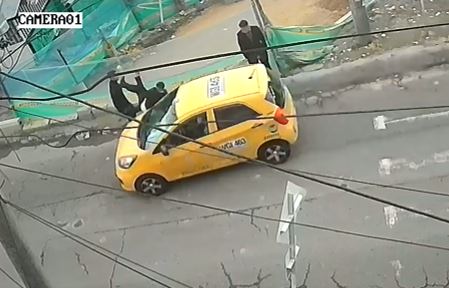 Taxista atropelló a dos jóvenes y huyó en Bogotá: lo buscan con estos videos