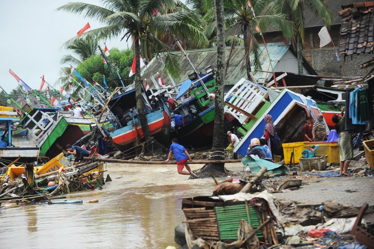 El hombre que tuvo que elegir si salvar a su esposa o a su madre y su hijo tras el tsunami en Indonesia