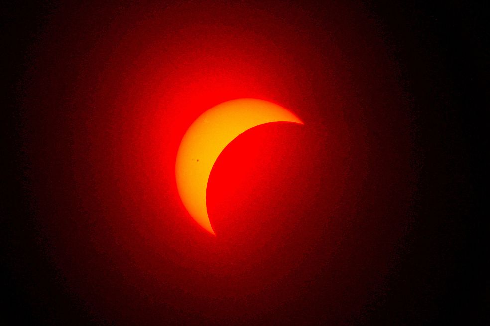 La primera etapa es un eclipse parcial donde el Sol se pudo ver en forma de media luna. Dependiendo de la zona, este evento duró entre 70 y 80 minutos.