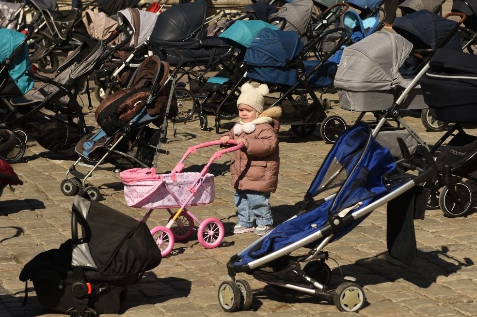 [En vivo] Lviv deja 109 coches vacíos, uno por cada niño muerto en la guerra