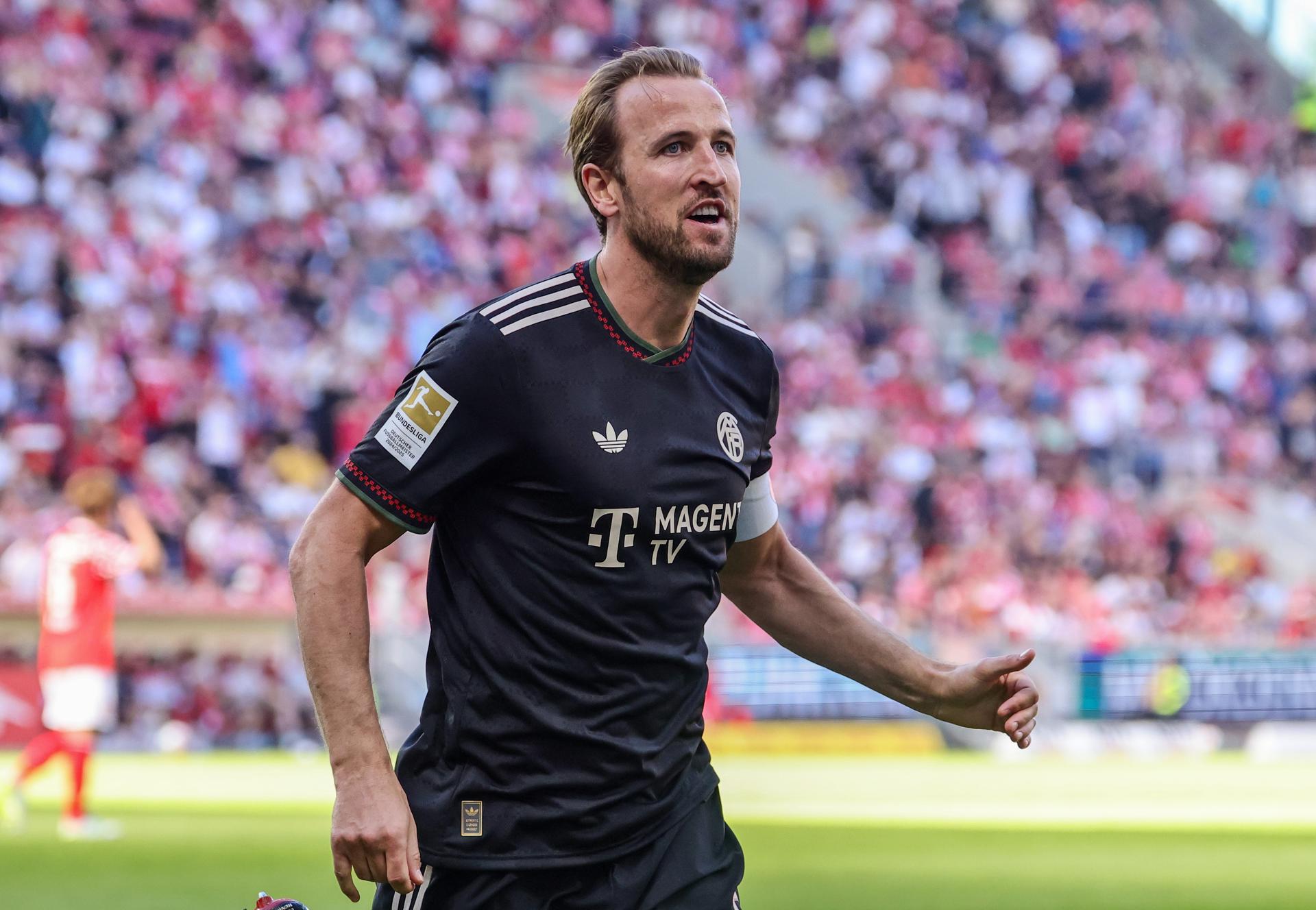 MAINZ (Germany), 25/04/2026.- Harry Kane of Munich celebrates after scorng the 3-4 goal during the German Bundesliga soccer match between 1. FSV Mainz 05 and FC Bayern Munich in Mainz, Germany, 25 April 2026. (Alemania) EFE/EPA/RONALD WITTEK CONDITIONS - ATTENTION: The DFL regulations prohibit any use of photographs as image sequences and/or quasi-video.