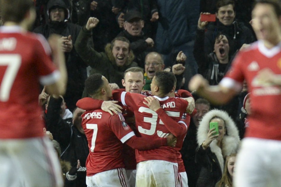 Rooney salvó al Manchester United que venció de manera agónica al Sheffield