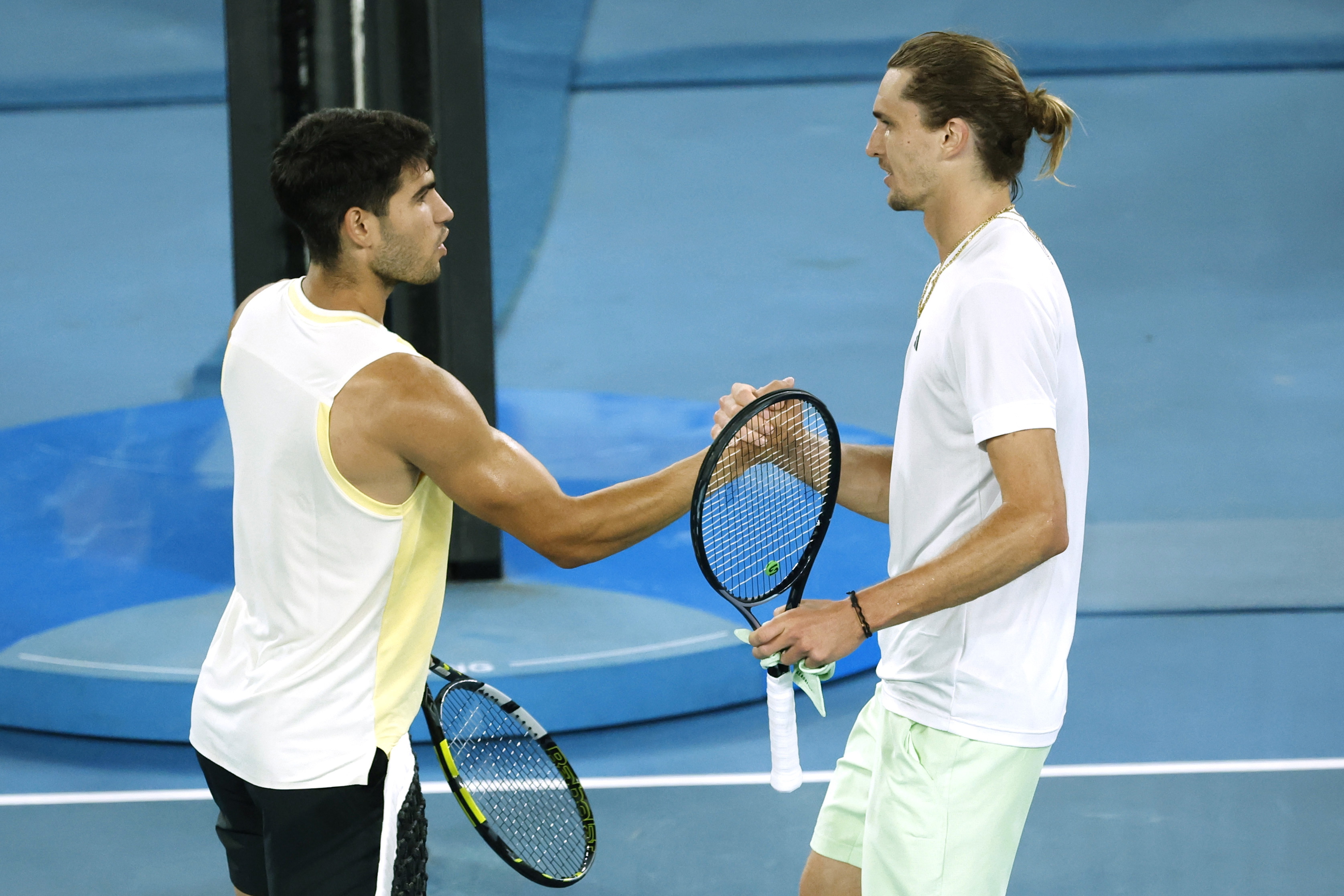 Melbourne (Australia), 25/01/2024.- Alexander Zverev (R) of Germany celebrates winning his men's quarterfinal match against Carlos Alcaraz (L) of Spain on Day 11 of the 2024 Australian Open at Melbourne Park in Melbourne, Australia, 25 January 2024. (Tenis, Alemania, España) EFE/EPA/MAST IRHAM