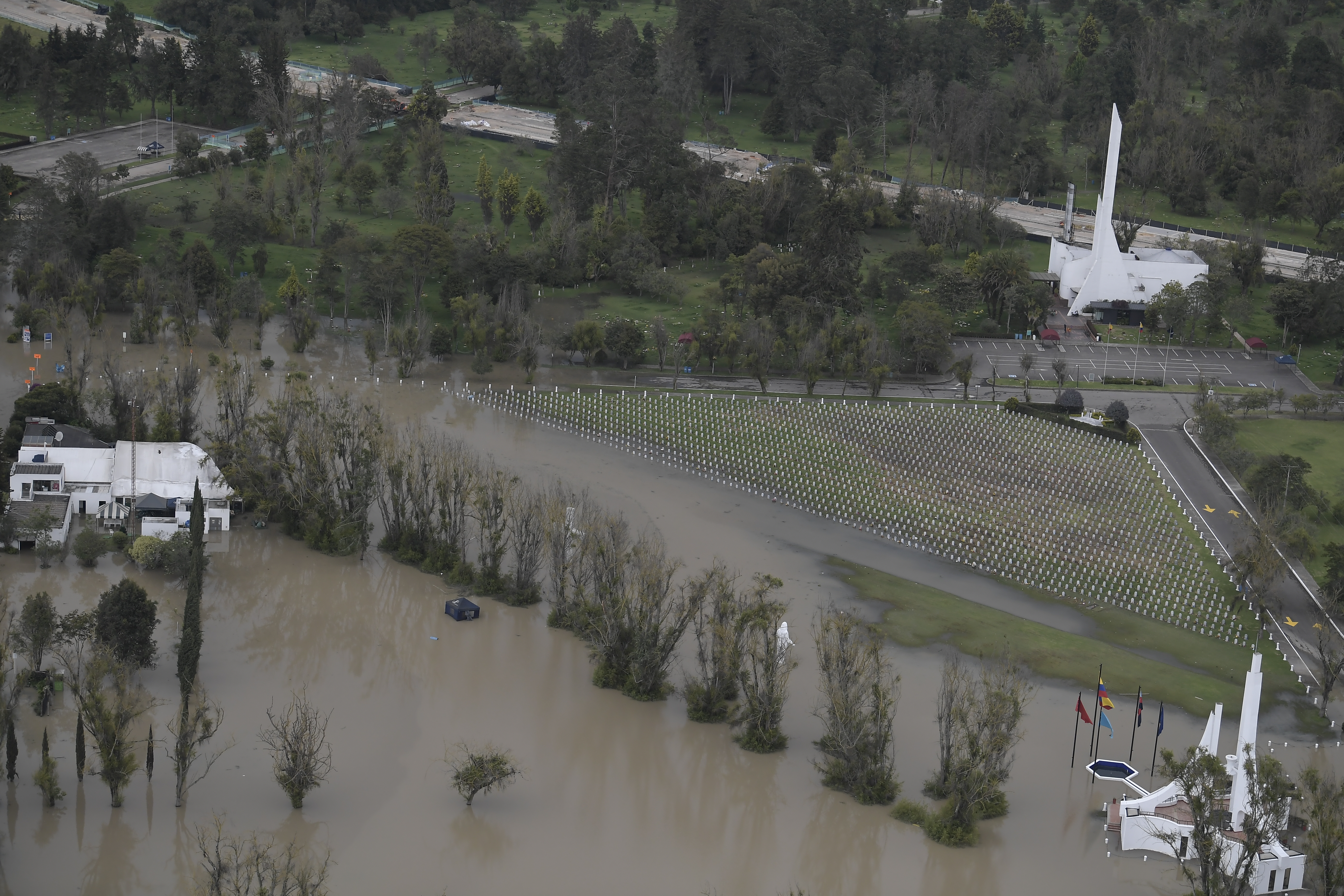 Las fuertes lluvias en la capital, provocaron inundaciones y afectaciones en la entrada y salida de Bogotá y en municipios vecinos.