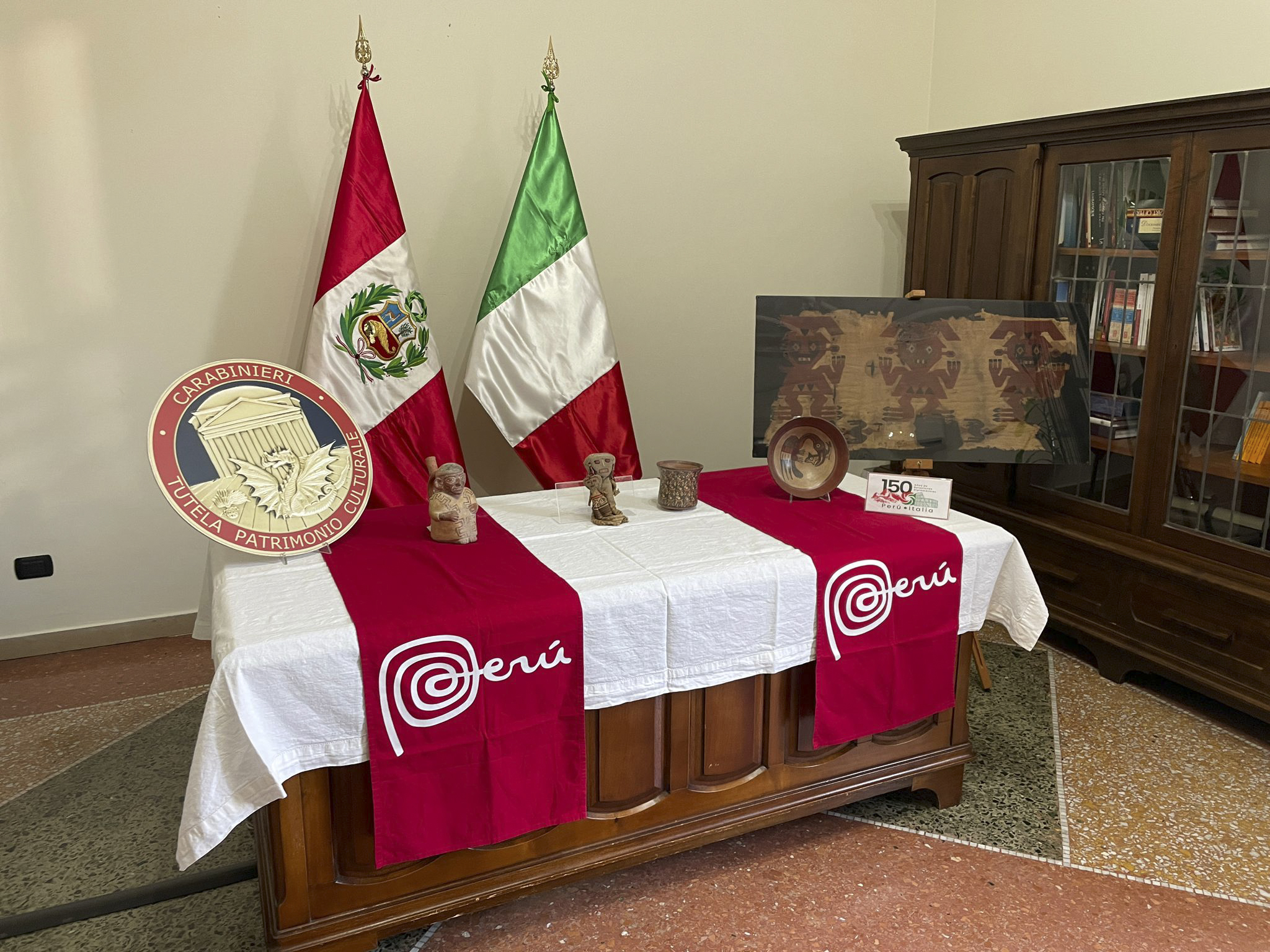 ROMA (ITALIA), 04/09/2024.- Vista de la ceremonia de entrega a Perú de cinco piezas arqueológicas pertenecientes a cuatro civilizaciones precolombinas, que fueron recuperadas en dos operaciones llevadas a cabo por los Carabineros (policía militarizada) para la Tutela del Patrimonio Cultural. EFE/ Carabinieri SOLO USO EDITORIAL/SOLO DISPONIBLE PARA ILUSTRAR LA NOTICIA QUE ACOMPAÑA (CRÉDITO OBLIGATORIO)
