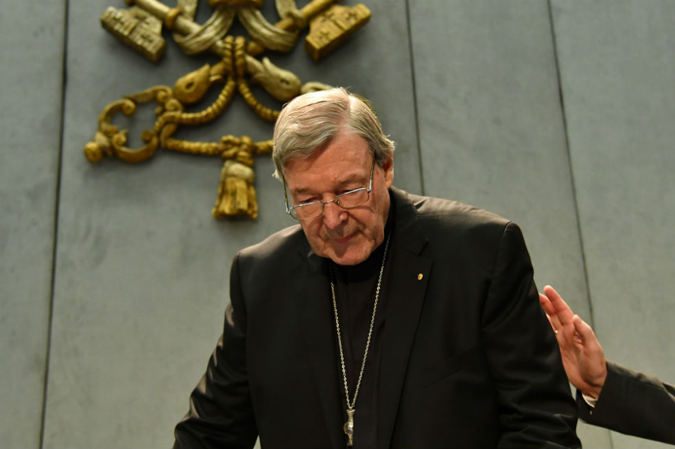 Iglesia australiana sale en defensa del cardenal acusado de abusos sexuales