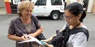 En libertad exrectora de colegio de Charalá, procesada por vínculos con paramilitares