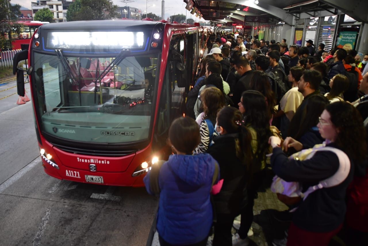 La ciudadanía madrugó a los portales de TM. Varios reportaron aglomeraciones más concurridas que lo normal.
