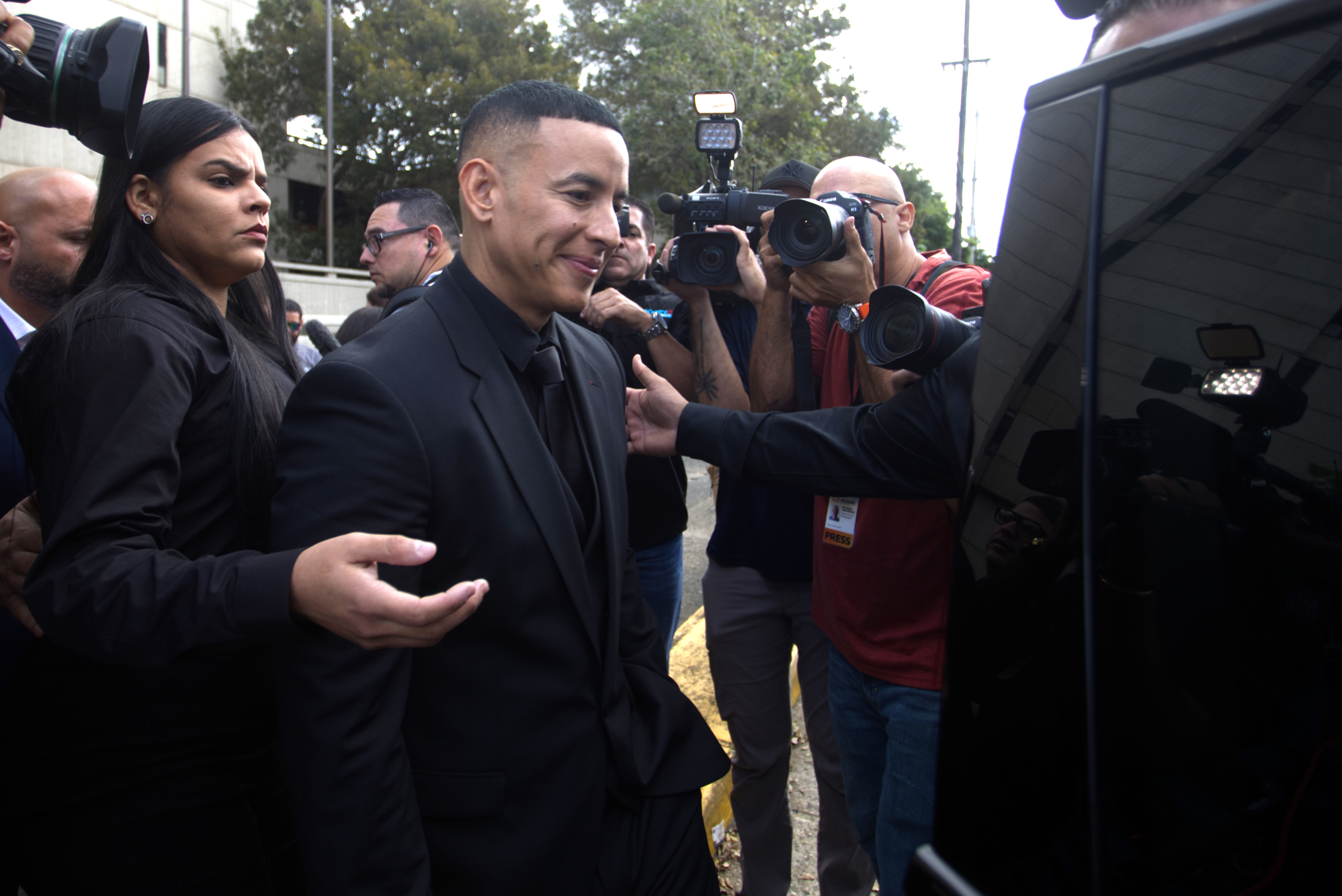 USA9880. SAN JUAN (PUERTO RICO), 20/12/2024.- El reguetonero puertorriqueño Daddy Yankee, sale de una audiencia este viernes, en San Juan (Puerto Rico). Daddy Yankee retomó el control de sus corporaciones, El Cartel Records y Los Cangris Inc. tras llegar a un acuerdo mutuo con su esposa, Mireddys González, en medio de un proceso de separación y divorcio entre ambos. EFE/Thais Llorca