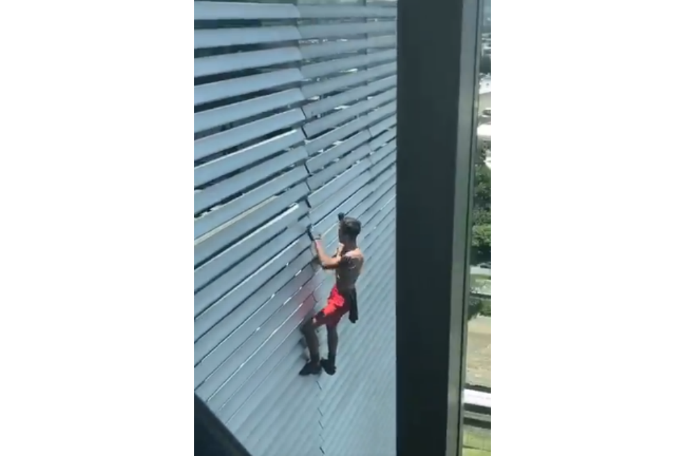 El «hombre araña ruso» volvió a escalar un edificio sin protección en Medellín