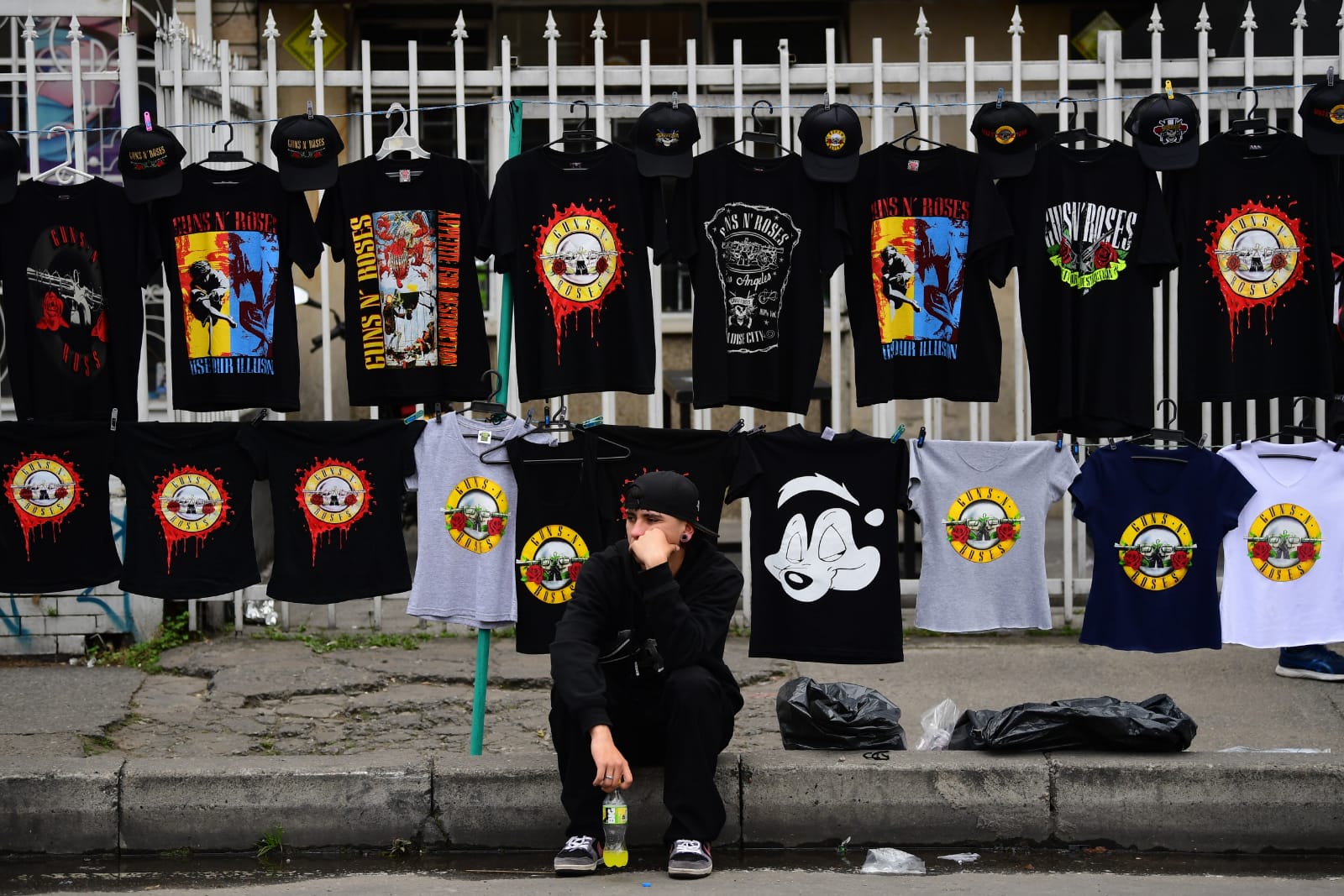Miles de seguidores se preparan para disfrutar del concierto de la mítica banda de rock.