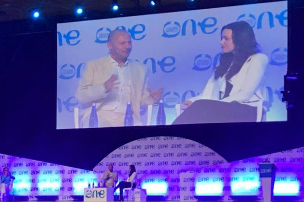«Millenials no quieren leer titulares de prensa, quieren cambiarlos»: hija de Bono