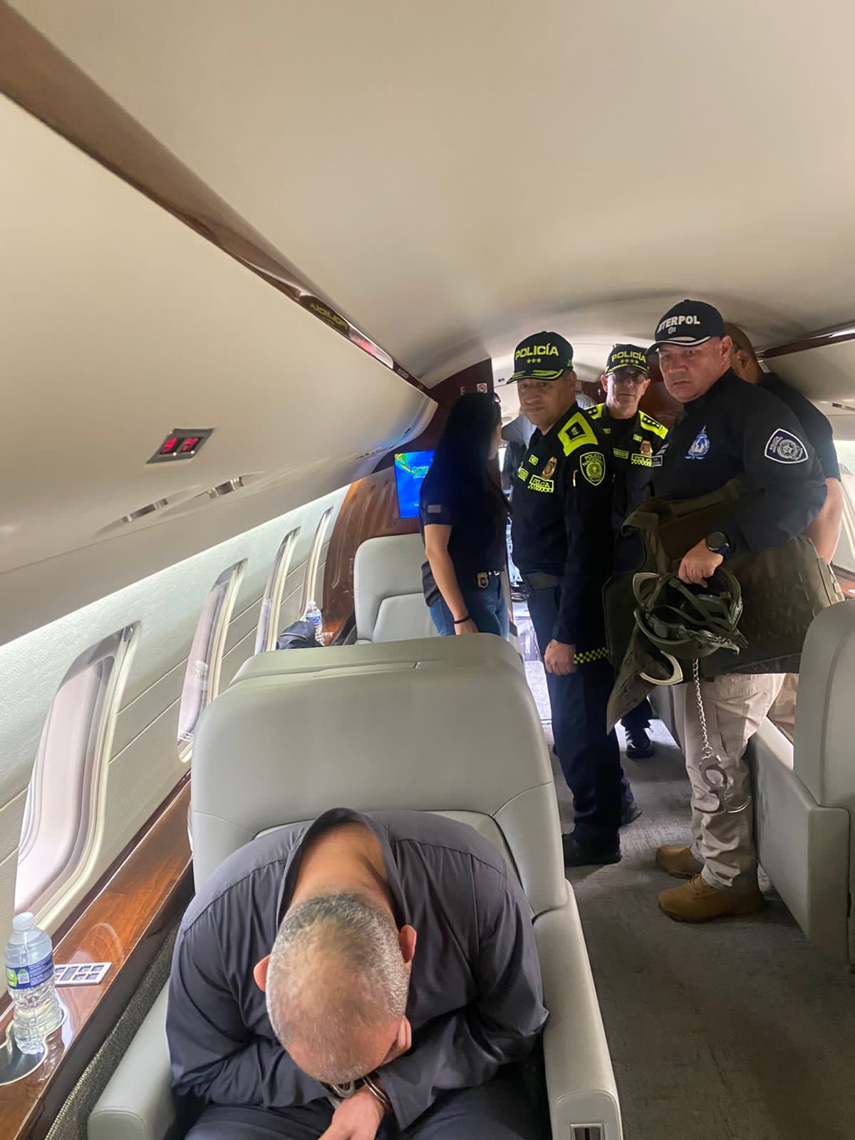 Al momento de subirlo al avión, el propio director de la DIJIN, general Fernando Murillo (el primer hombre de pie a la izquierda) verificó que Otoniel estuviera a bordo de la aeronave.