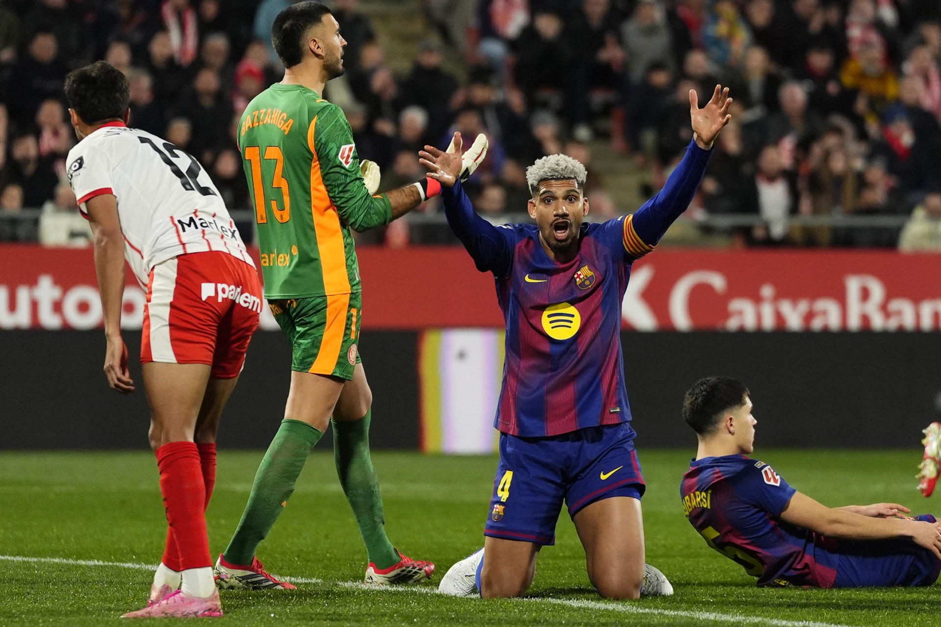 GIRONA, 16/02/2026.- El defensa uruguayo del FC Barcelona, Ronald Araujo, protesta una jugada durante el partido de LaLiga de fútbol que Girona FC y FC Barcelona disputan este lunes en el estadio de Moltilivi. EFE/Siu Wu.