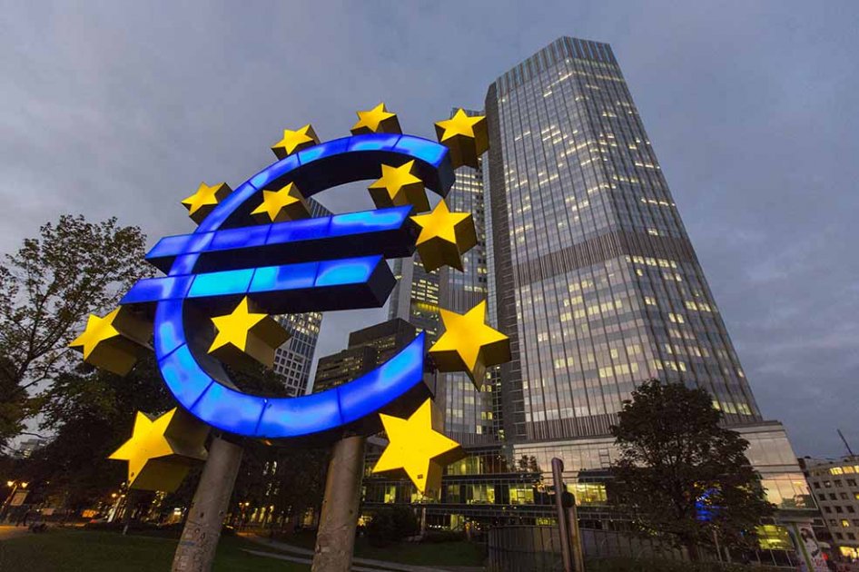 Eurozona cae en deflación