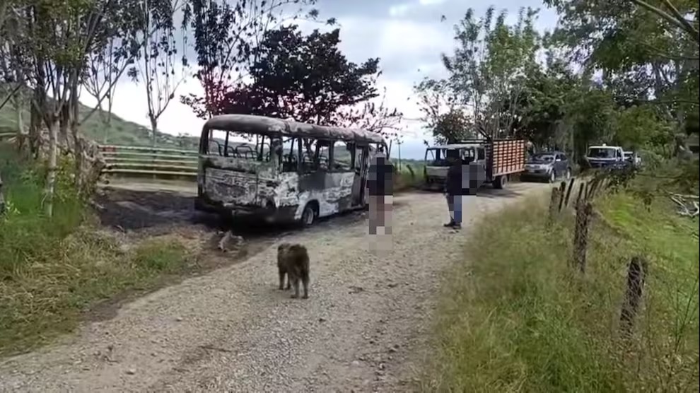 Hombres armados interceptaron y quemaron dos vehículos en zona rural de Tuluá