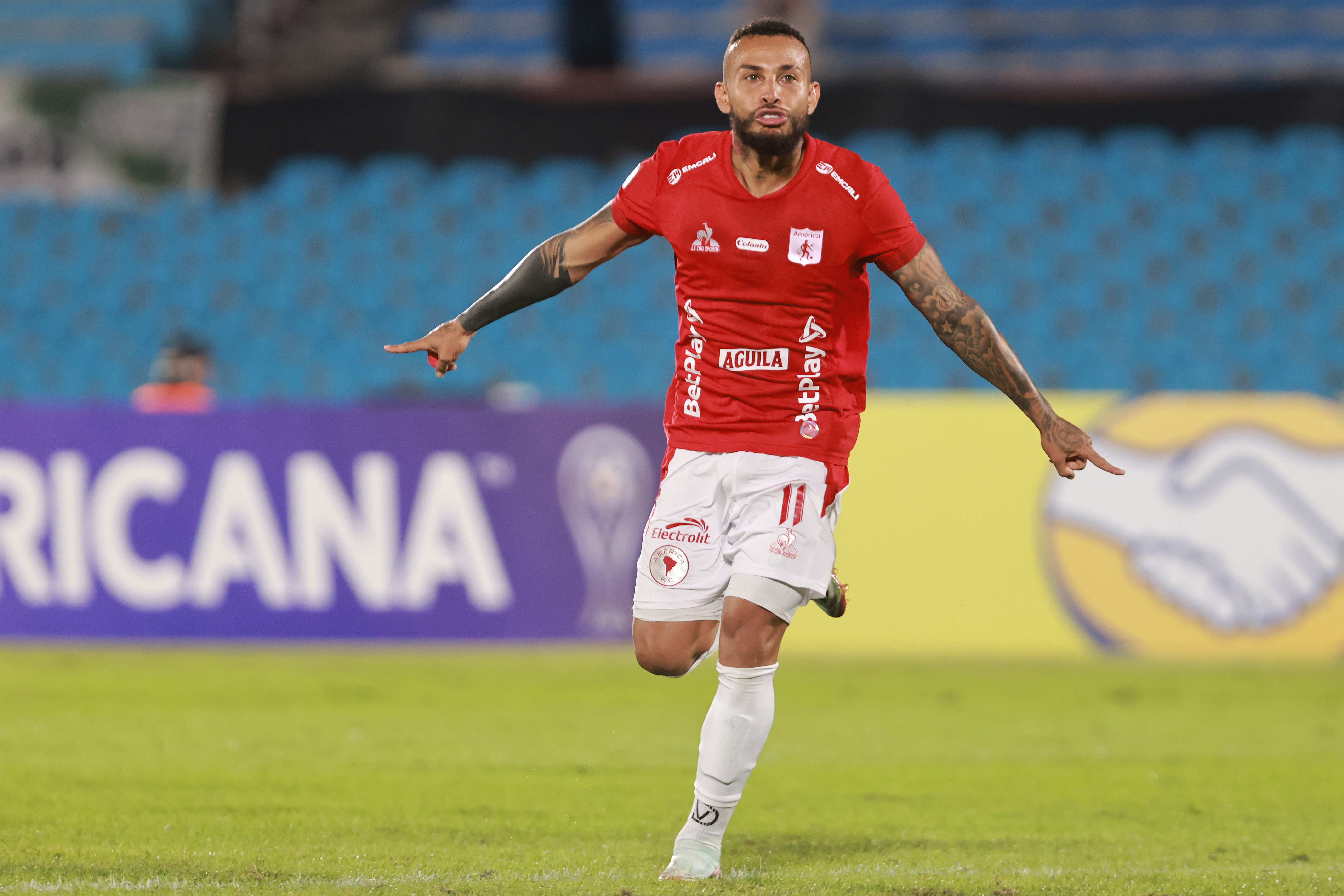 AME4806. MONTEVIDEO (URUGUAY), 02/04/2025.- Duvan Vergara de América de Cali celebra tras anotar un gol este miércoles, durante un partido de la fase de grupos de la Copa Sudamericana entre Racing y América Cali en el estadio Centenario en Montevideo (Uruguay). EFE/ Gastón Britos