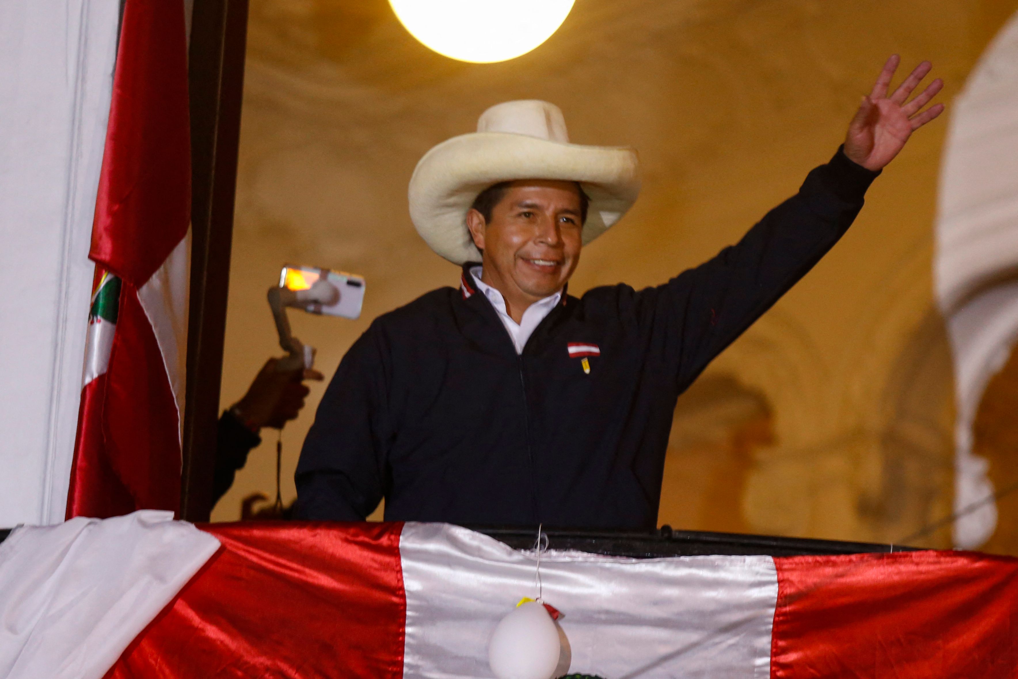 Pedro Castillo ya recibió credenciales como presidente de Perú