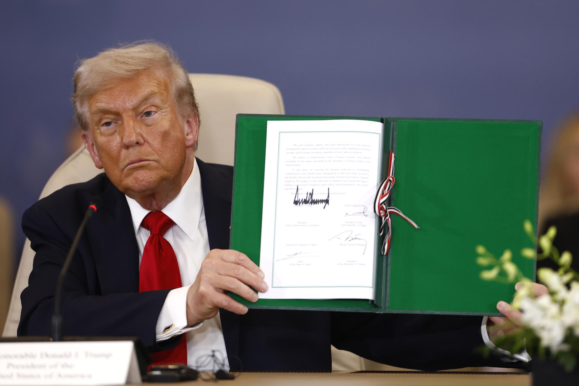 SHARM EL SHEIKH (Egypt), 13/10/2025.- US President Donald Trump shows a signed document at the Gaza Peace Summit in Sharm El-Sheikh, Egypt, 13 October 2025. US President Donald Trump alongside Egypt's President Abdel Fattah al-Sisi with leaders from more than 20 countries attend the summit in Sharm El-Sheikh. The first phase of Gaza peace plan between Israel and Hamas involves the release of Israeli hostages and Palestinian prisoners, the partial withdrawal of Israeli forces, and the delivery of humanitarian aid to Gaza. (Egipto) EFE/EPA/YOAN VALAT / POOL
