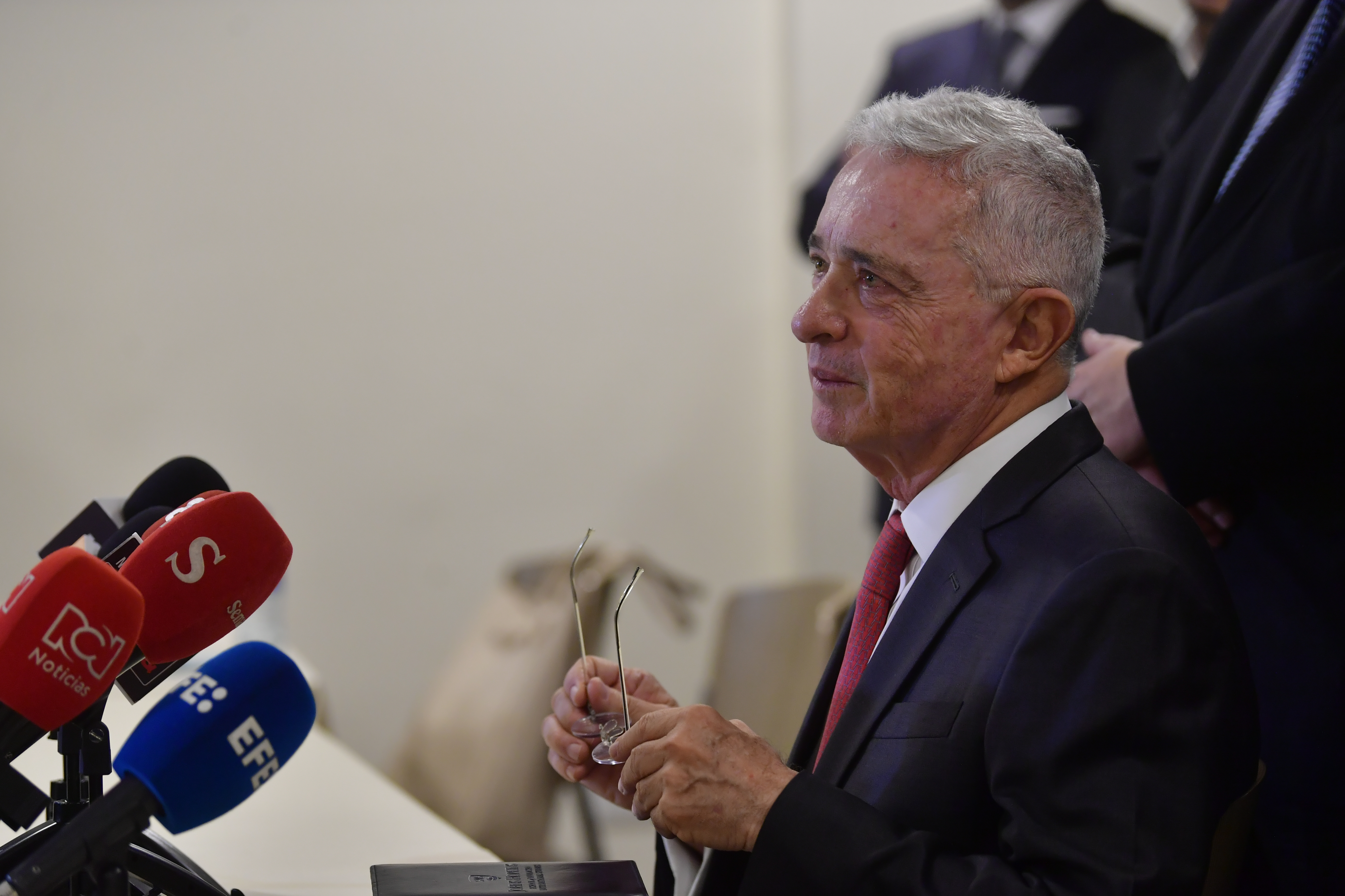 “Gracias a Dios”: Uribe celebra que su hermano haya sido absuelto de caso de los 12 Apóstoles
