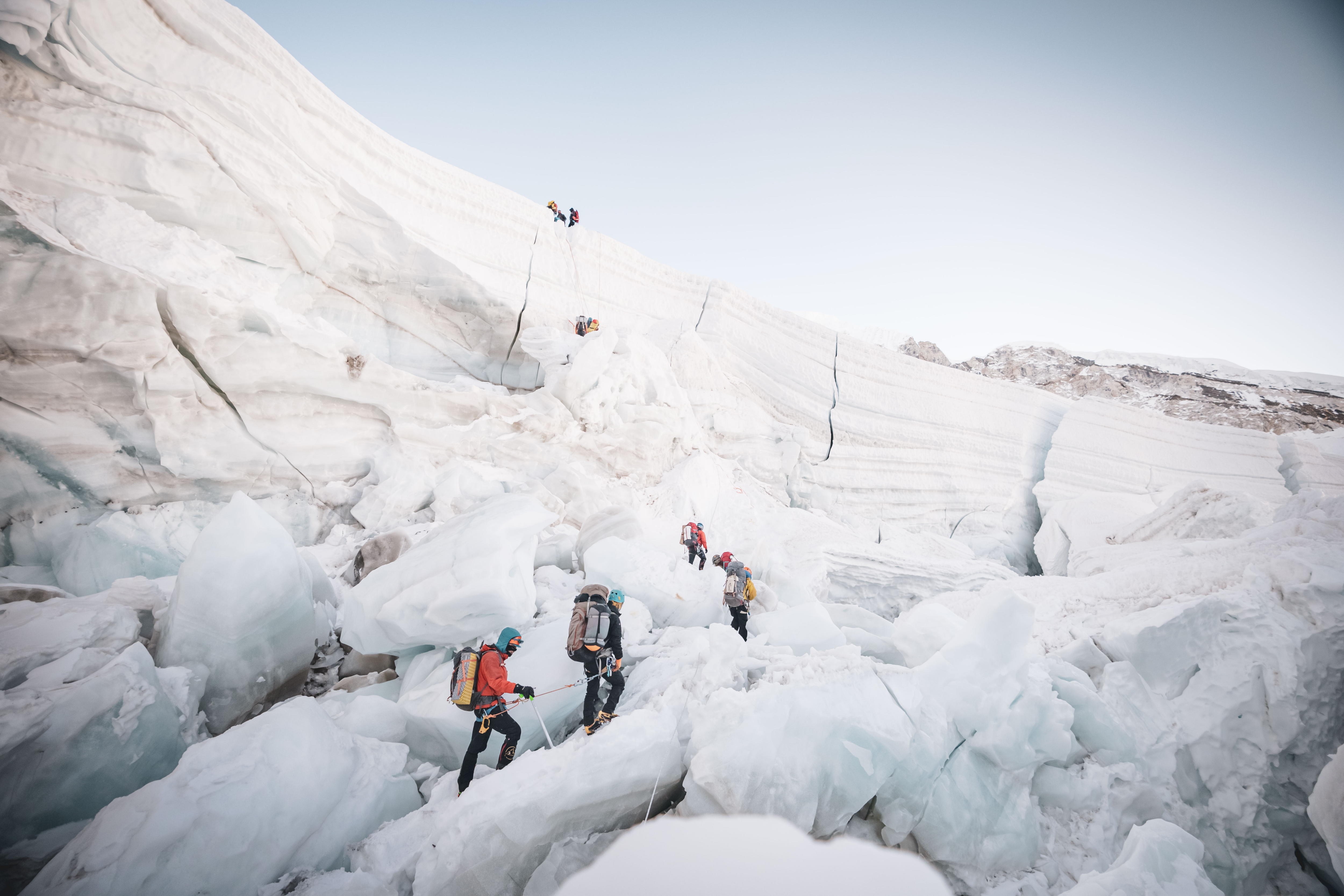 Los sherpas, los guías indispensables para quienes buscan subir al Everest