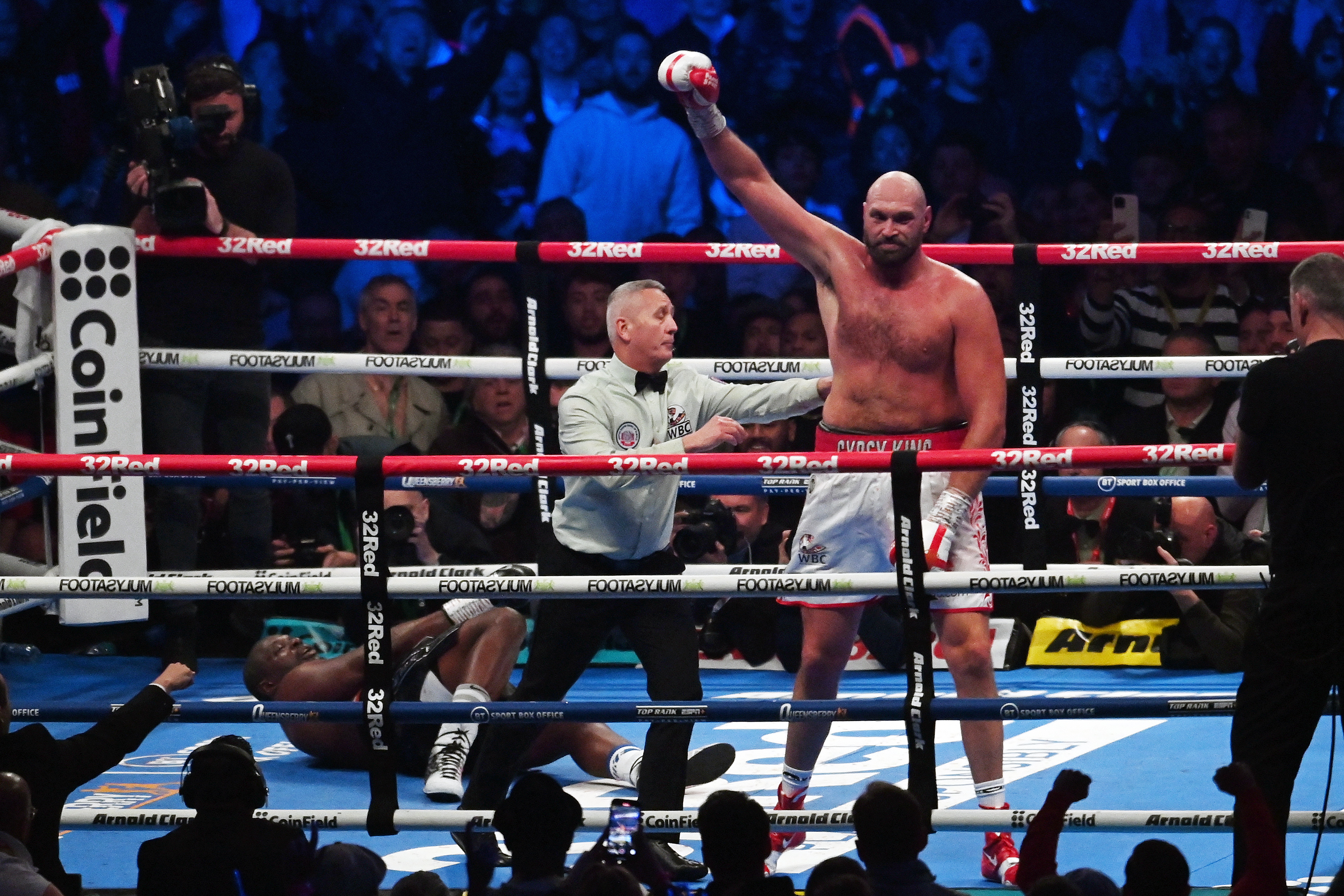 London (United Kingdom), 23/04/2022.- British boxer Tyson Fury (R) reacts after beating British boxer Dillian Whyte (L) in their 12 round WBC heavyweight world championship title f?ight at Wembley Stadium, London, Britain, 23 April 2022. (Reino Unido, Londres) EFE/EPA/ANDY RAIN
