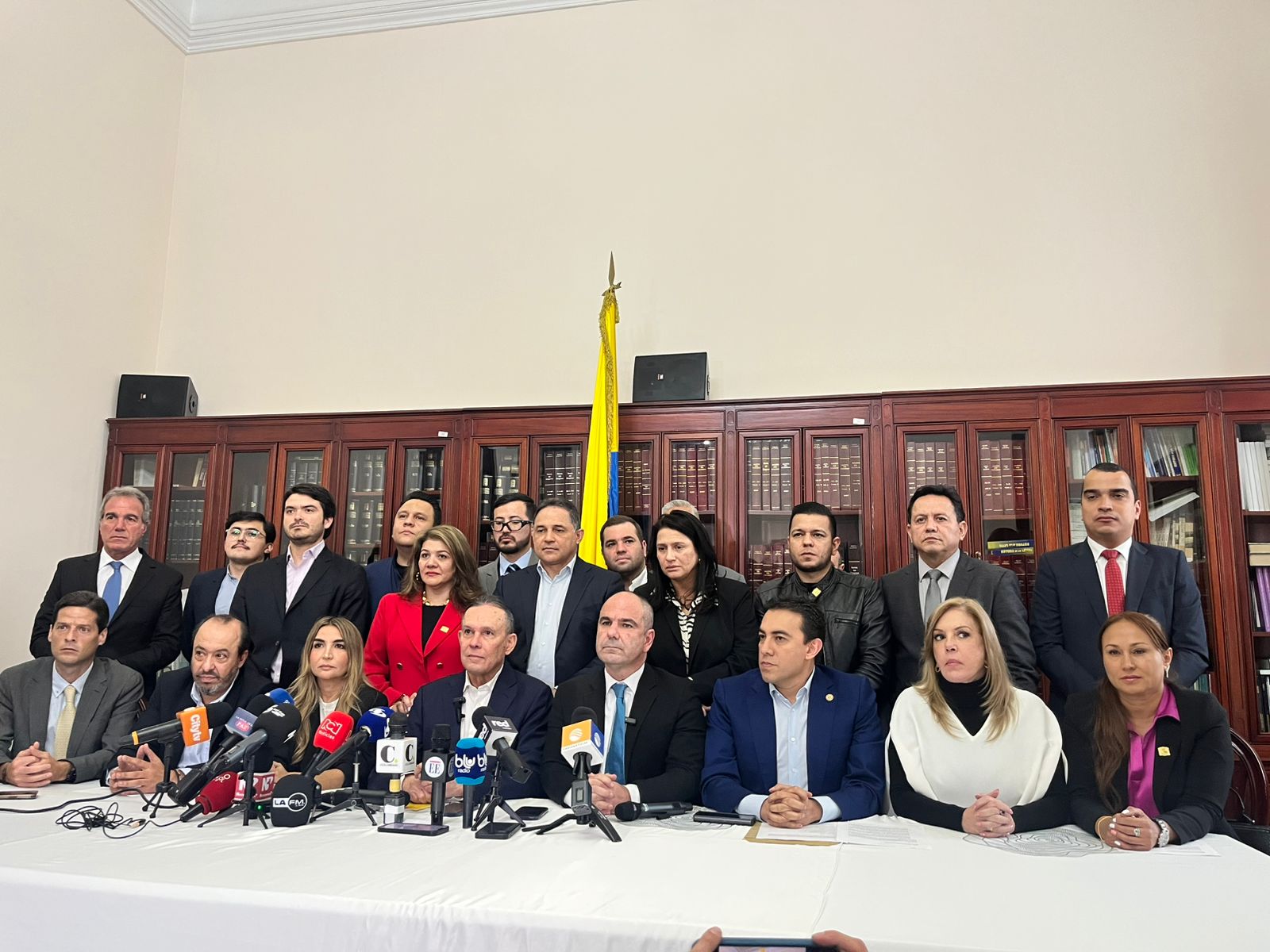Congresistas y directores de los partidos Conservador, Liberal, de la U, Colombia Justa Libres, Centro Democrático, Cambio Radical.
