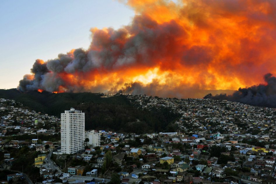 Chile: al menos ocho muertos y miles de evacuados por voraz incendio en Valparaíso