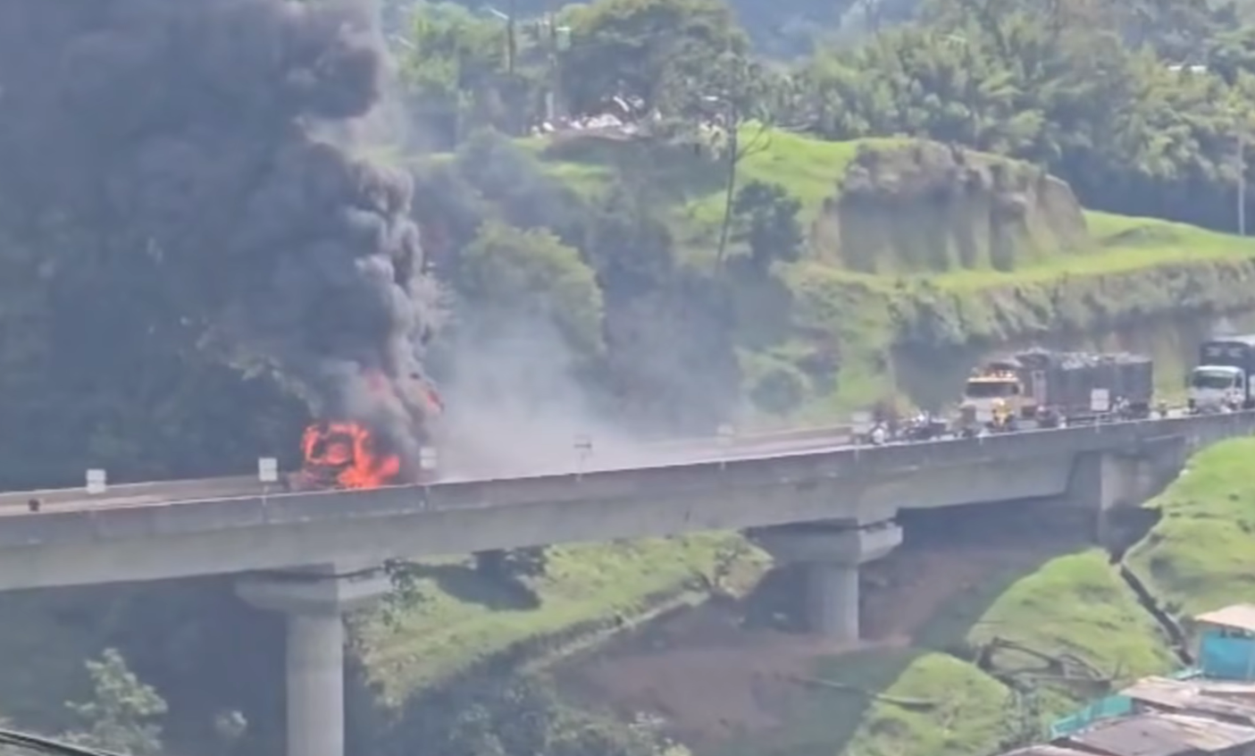 Bus de transporte público se incendió en vía Pereira – Manizales: iban 17 extranjeros