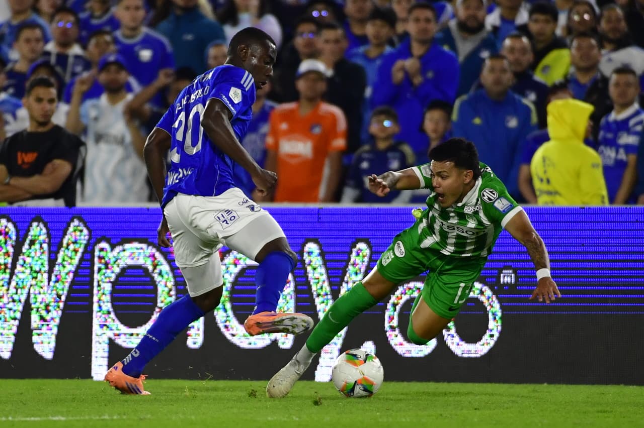Sebastián del Castillo de Millonarios le gana el balón a Nicolás Rodríguez de Nacional.