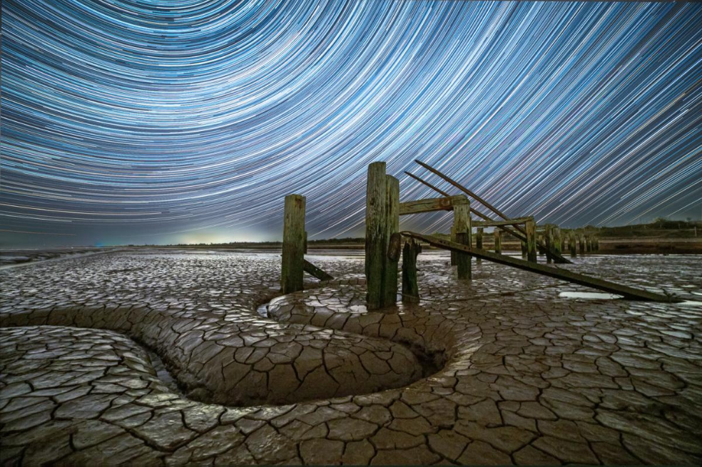 "Empecé con la astrofotografía el pasado mes de febrero. Debido a la contaminación lumínica y a las condiciones atmosféricas de Budapest, alquilé un lugar para mi equipo en AstroCamp, en España, y tomé estas fotografías durante mi estancia. Las Pléyades son muy populares entre los astrofotógrafos, pero hay tantos detalles minúsculos por descubrir en ellas que, para mí, fue una experiencia tremenda procesarlas".
